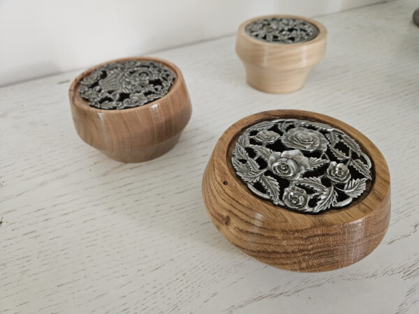 Pot pourri en merisier, couvercle en étain – Image 2