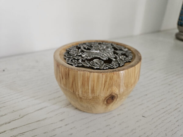 Pot pourri en bois de tuya, couvercle en étain.