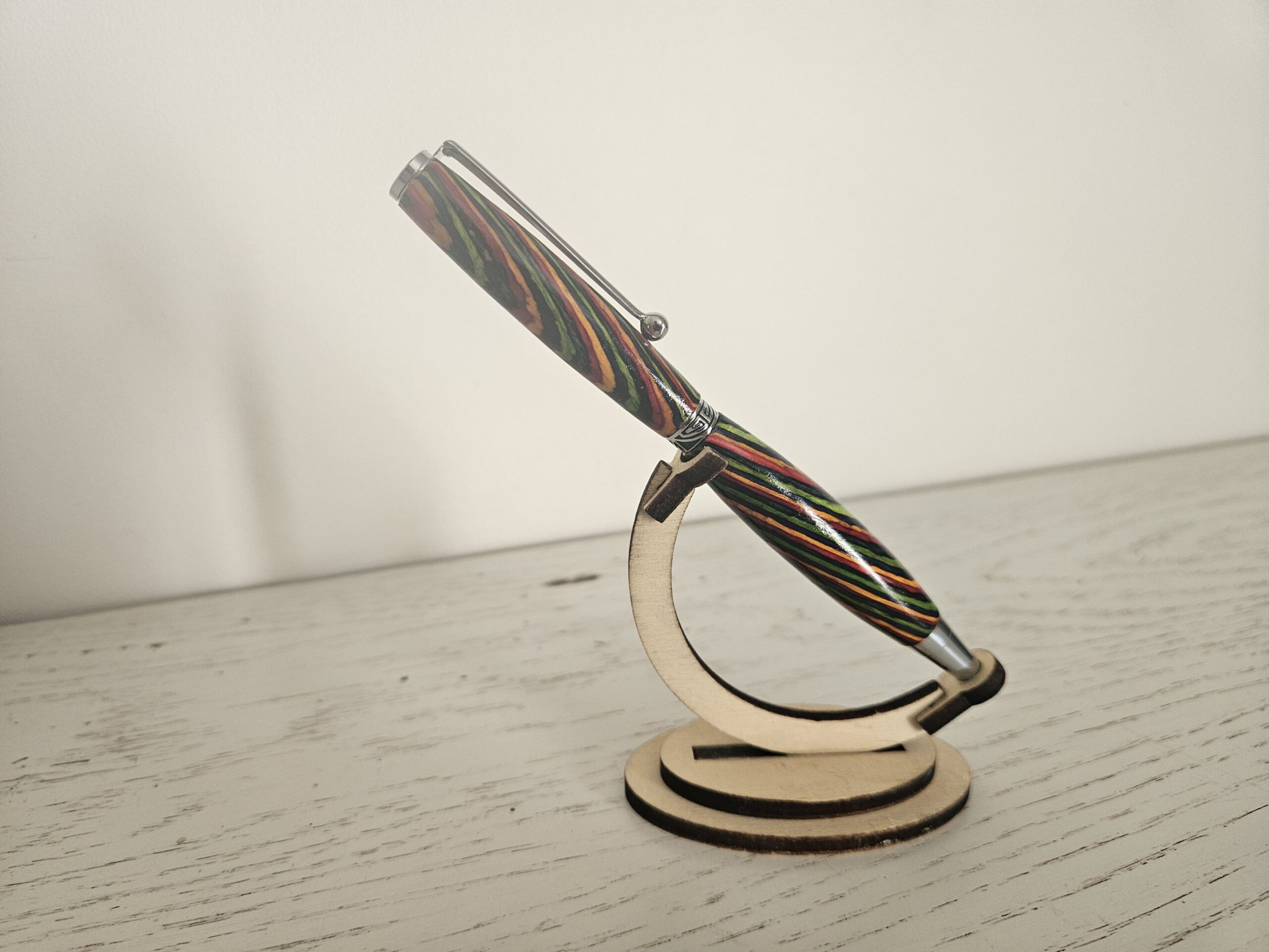 Stylo bille en bois collé multicolore