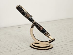 Découvrez notre stylo bille en bois et résine, au design raffiné et motifs dorés.