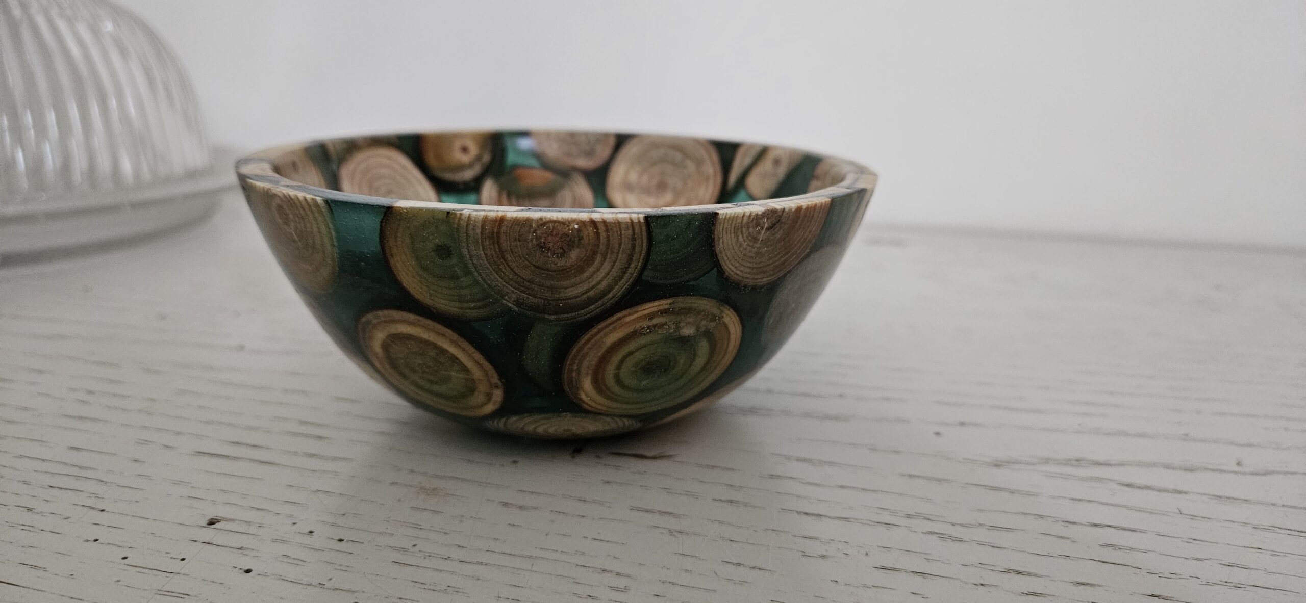 Bol artisanal en bois et résine – Image 5