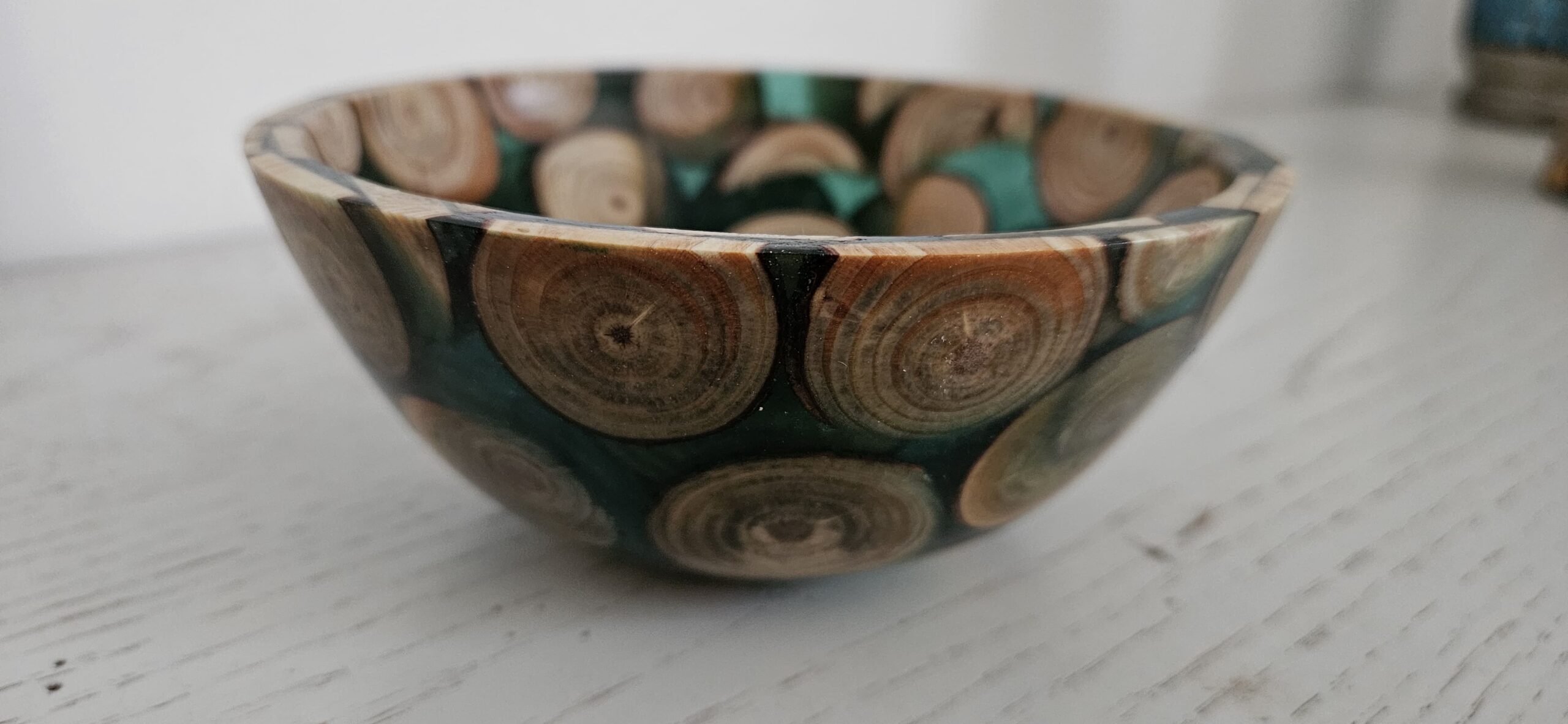 Bol artisanal en bois et résine – Image 3