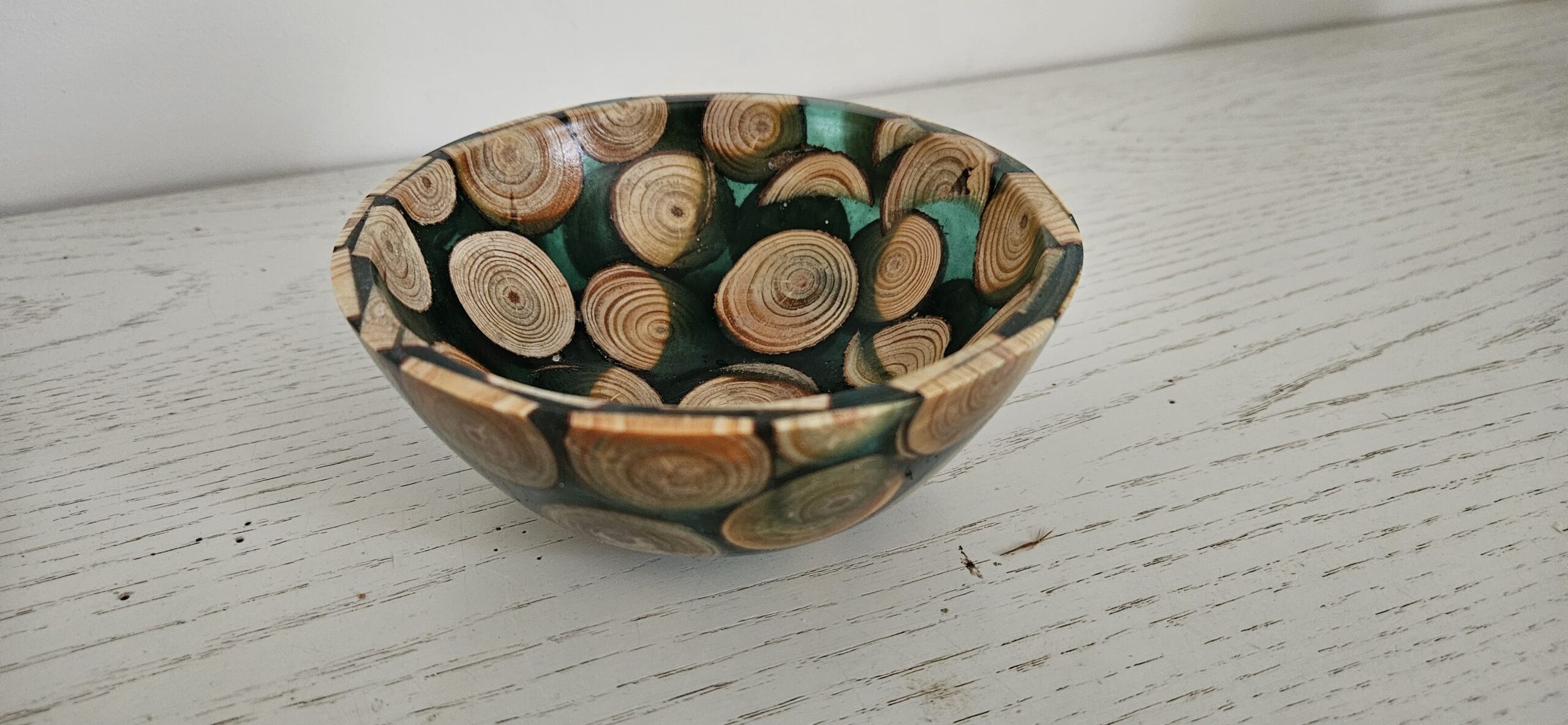 Bol artisanal en bois et résine – Image 4