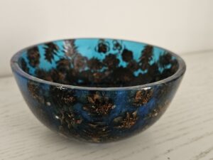 Bol en résine artisanal avec pommes de pin. Élégant, fait main et idéal en décoration ou vide-poche. Chaque pièce est unique.