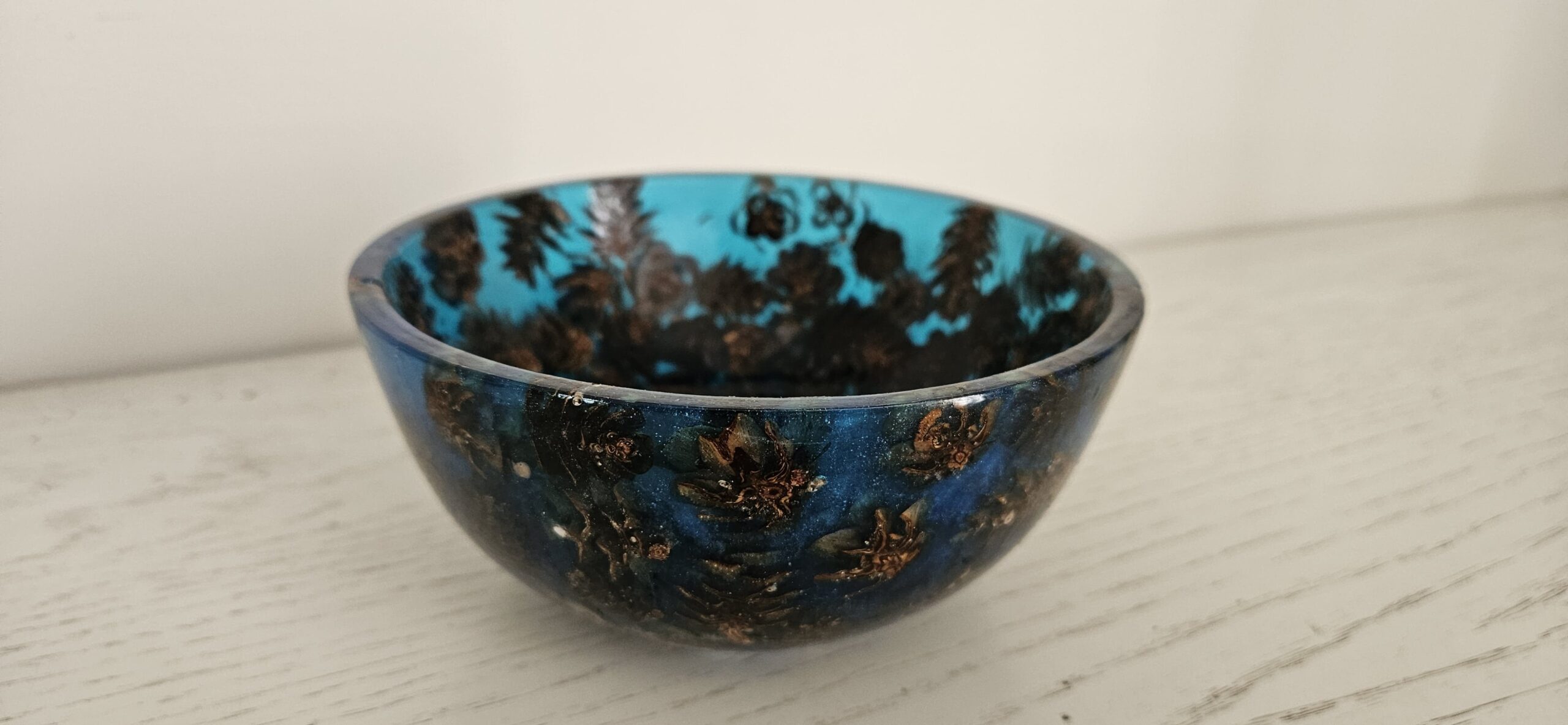 Bol en résine artisanal avec pommes de pin. Élégant, fait main et idéal en décoration ou vide-poche. Chaque pièce est unique.