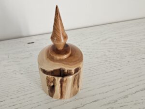 Boîte en bois d’if faite main avec couvercle sculpté. Élégante, naturelle et idéale pour bijoux ou objets précieux.