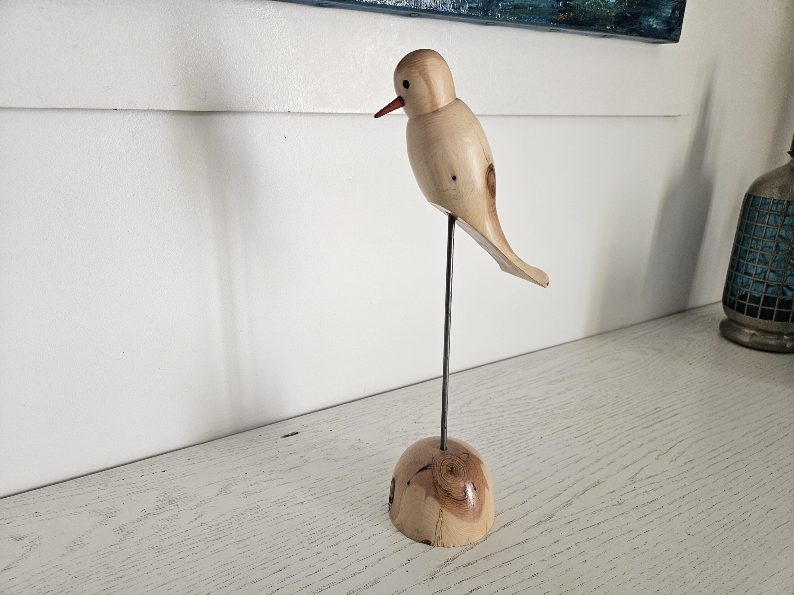 Oiseau sur tige en bois de cade – Image 3