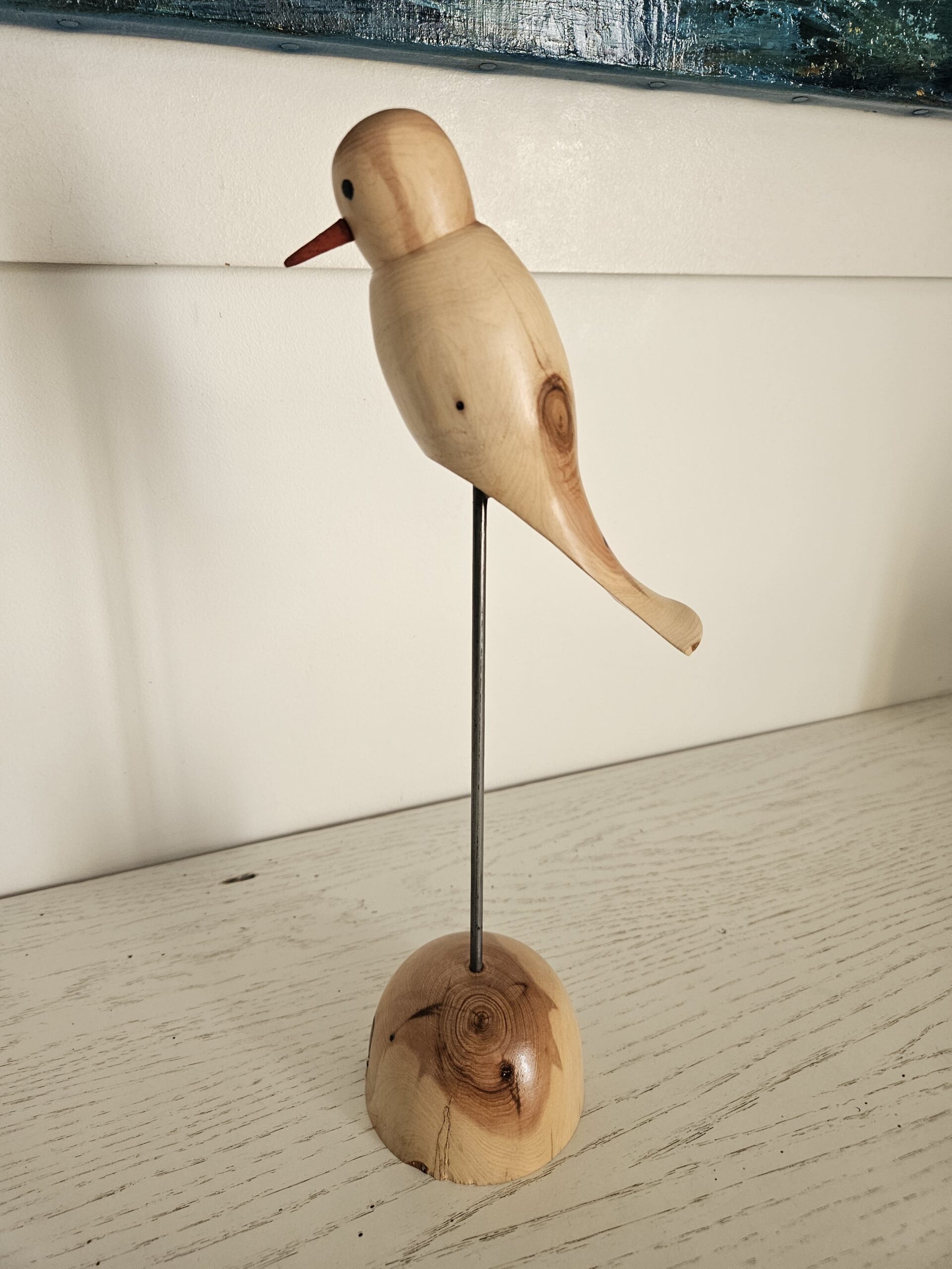 Oiseau sur tige en bois de cade – Image 4