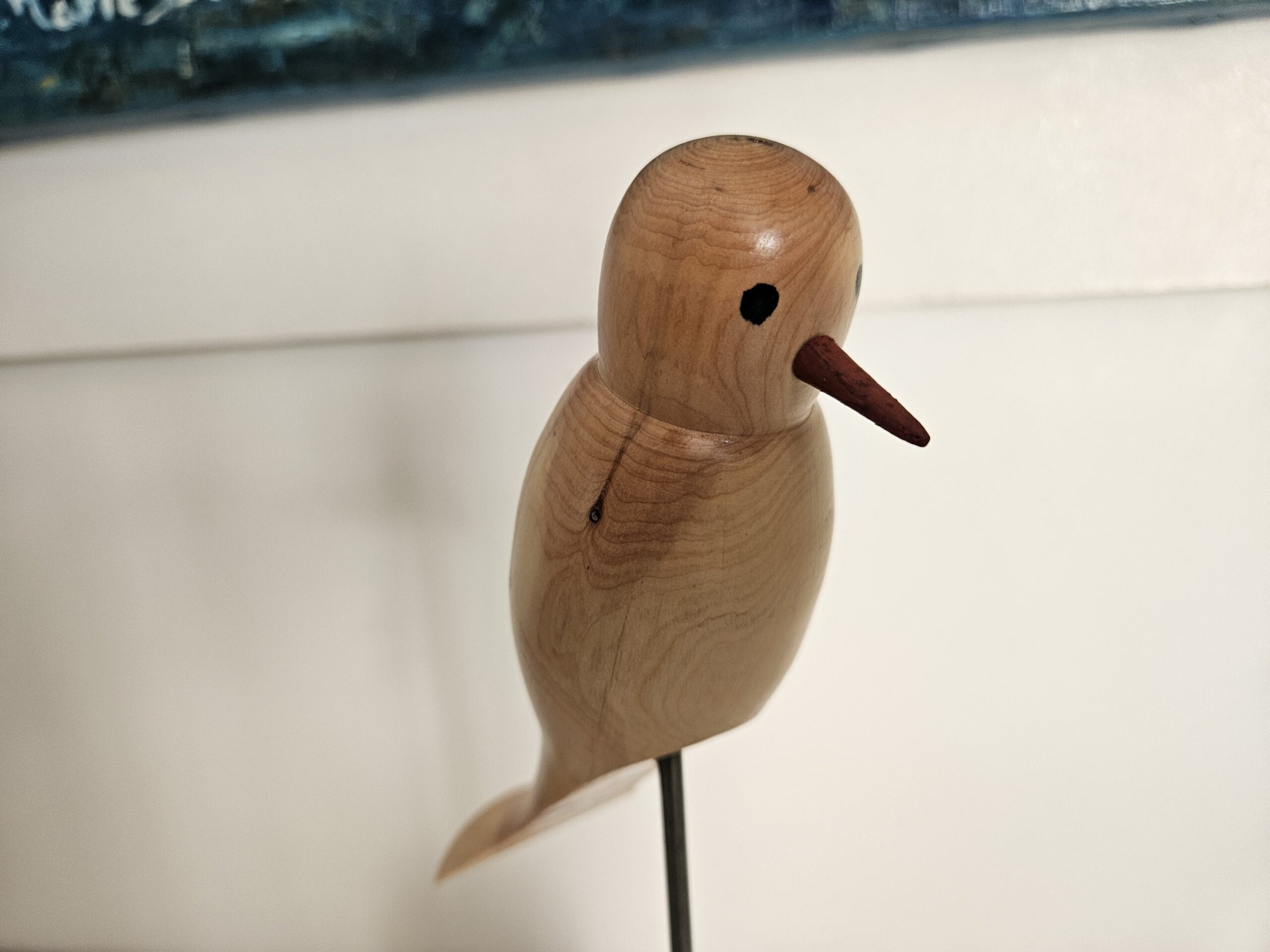 Oiseau sur tige en bois de cade – Image 2