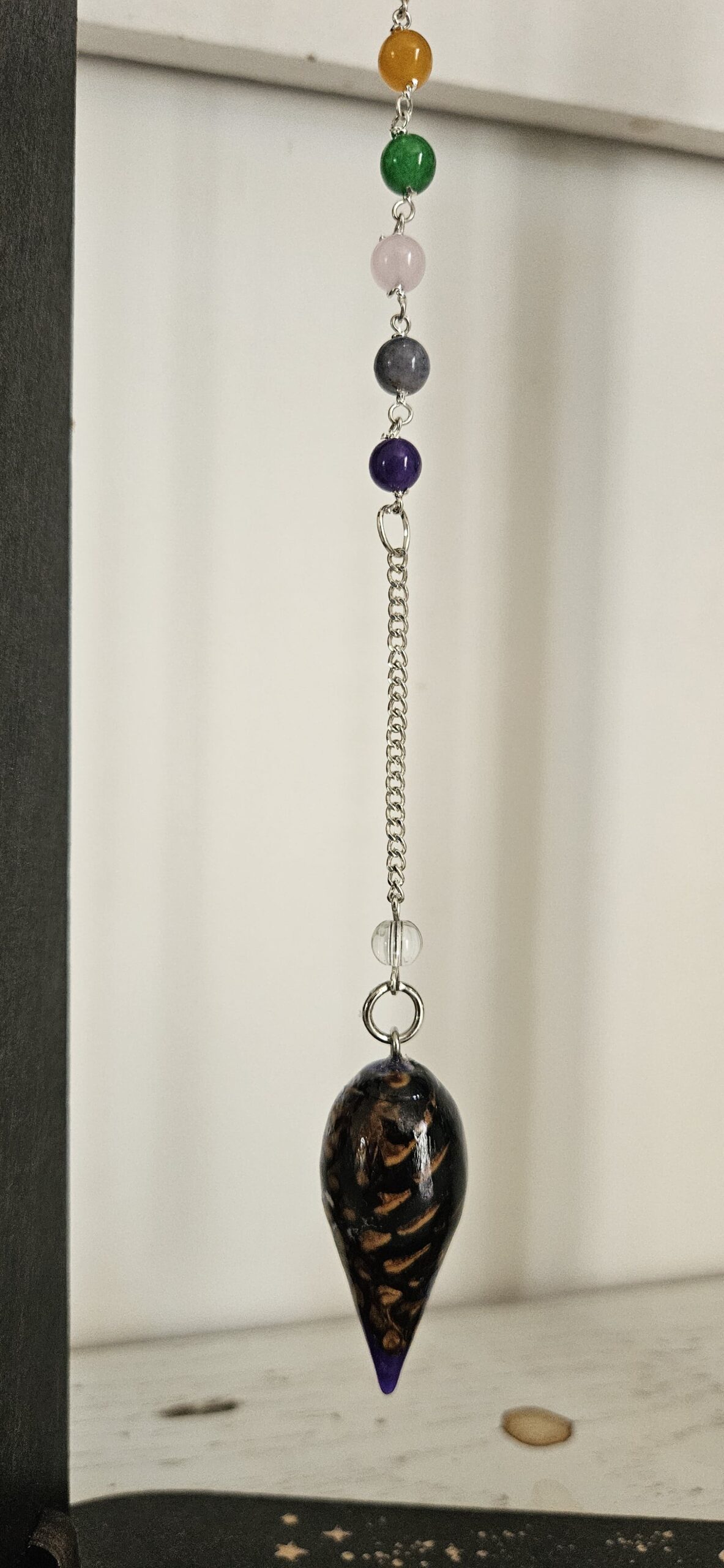 Pendule en bois et résine avec chaine et perles des 7 chakras