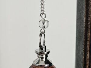 Pendule en bois et résine avec chaine et perles des 7 chakras