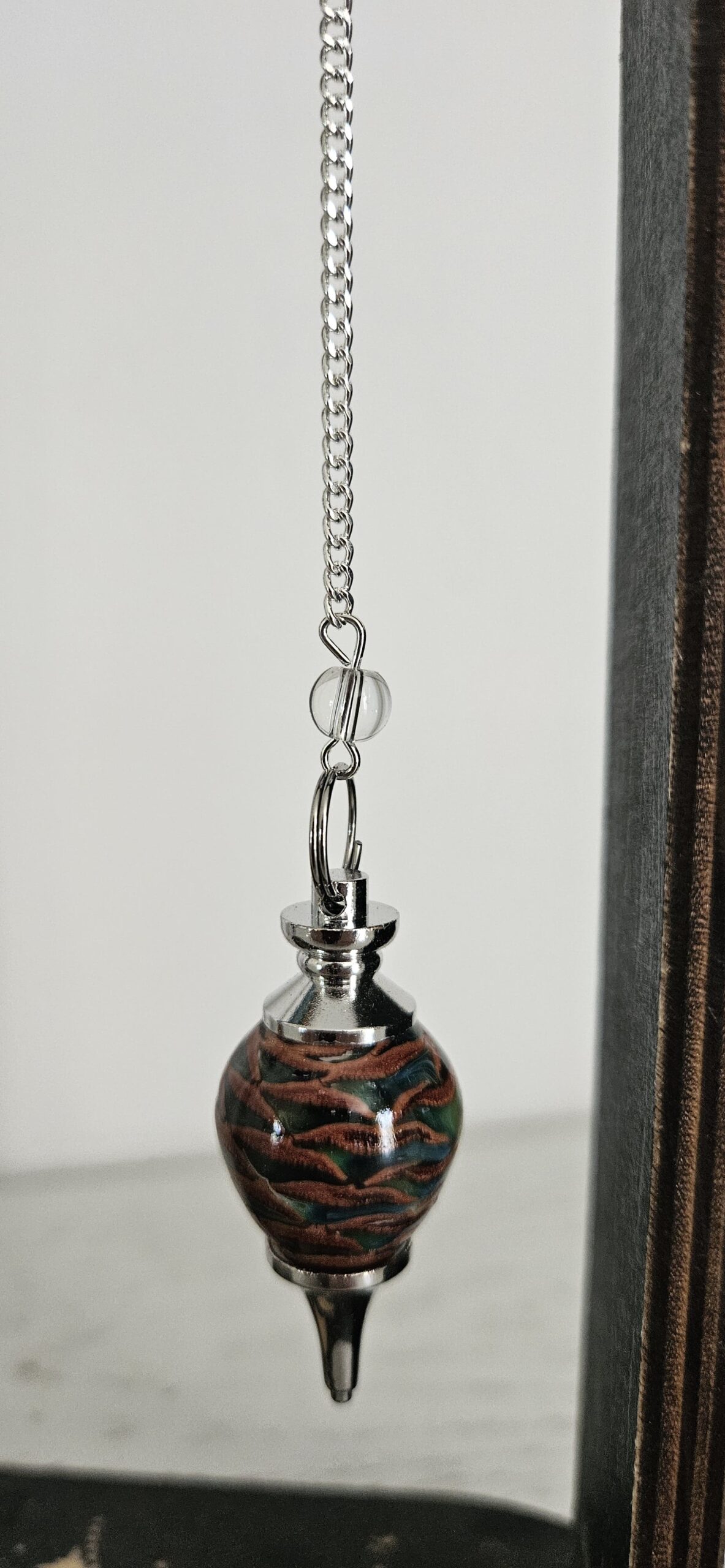 Pendule en bois et résine avec chaine et perles des 7 chakras