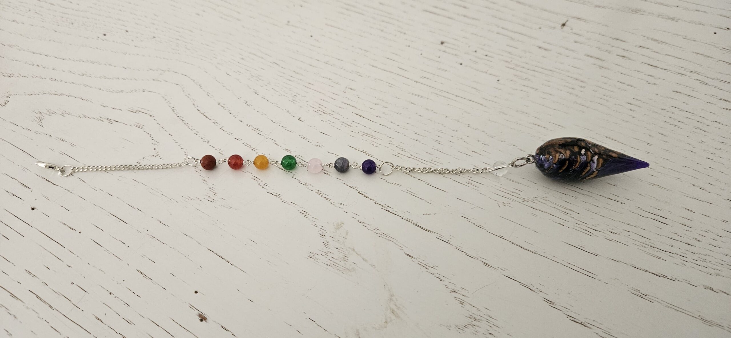 Pendule en bois et résine avec chaine et perles des 7 chakras – Image 3