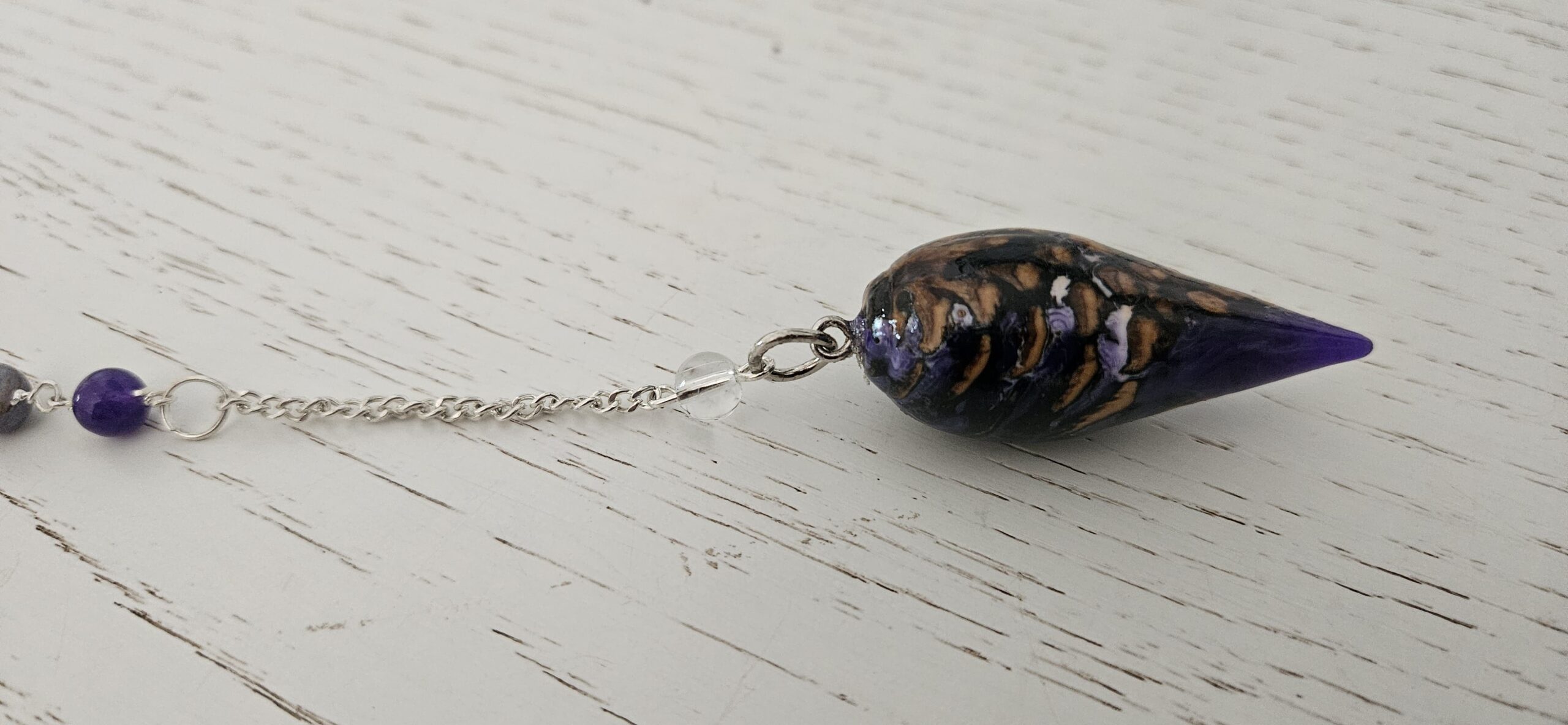 Pendule en bois et résine avec chaine et perles des 7 chakras – Image 2