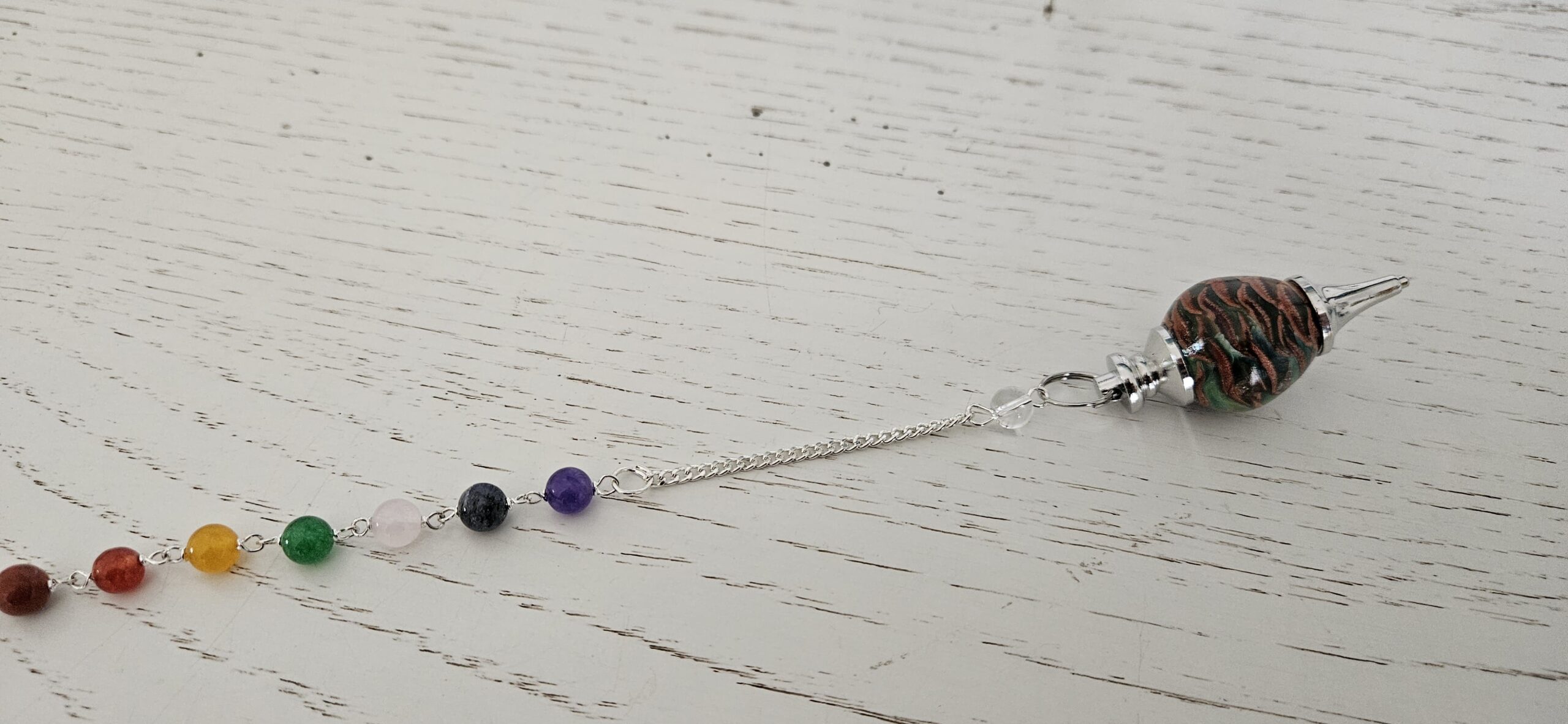 Pendule en bois et résine avec chaine et perles des 7 chakras – Image 3