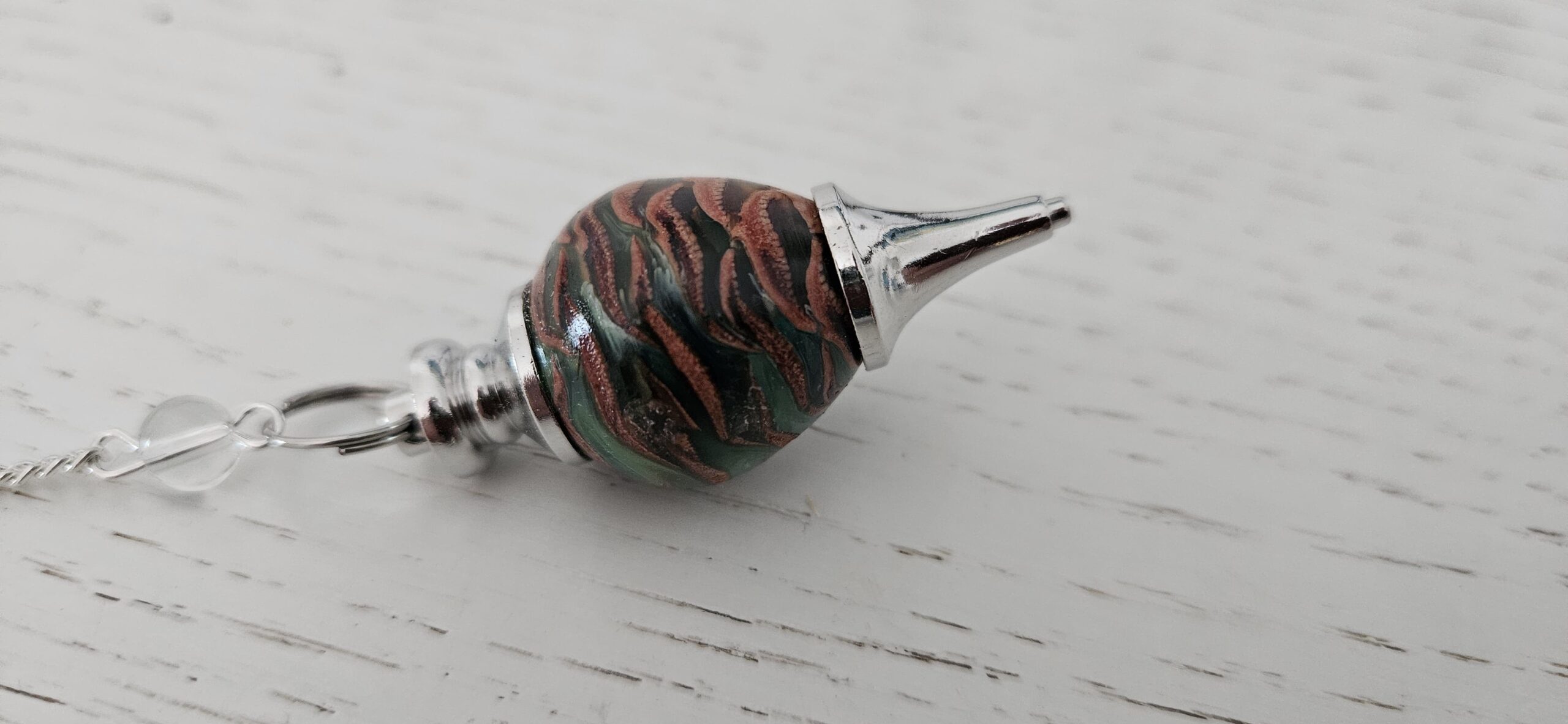 Pendule en bois et résine avec chaine et perles des 7 chakras – Image 2