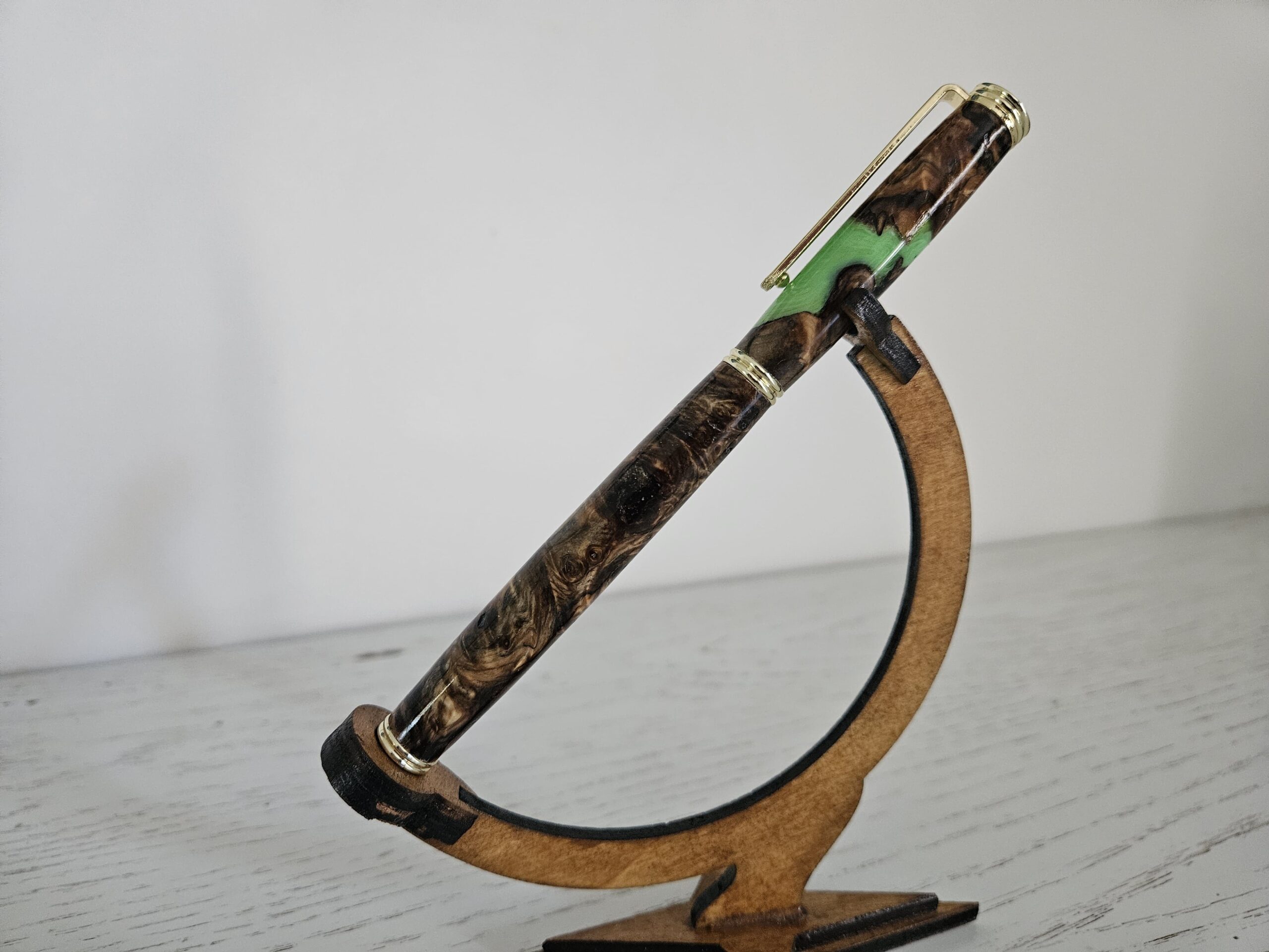 Stylo plume en bois (loupe de marronnier) et résine – Image 4