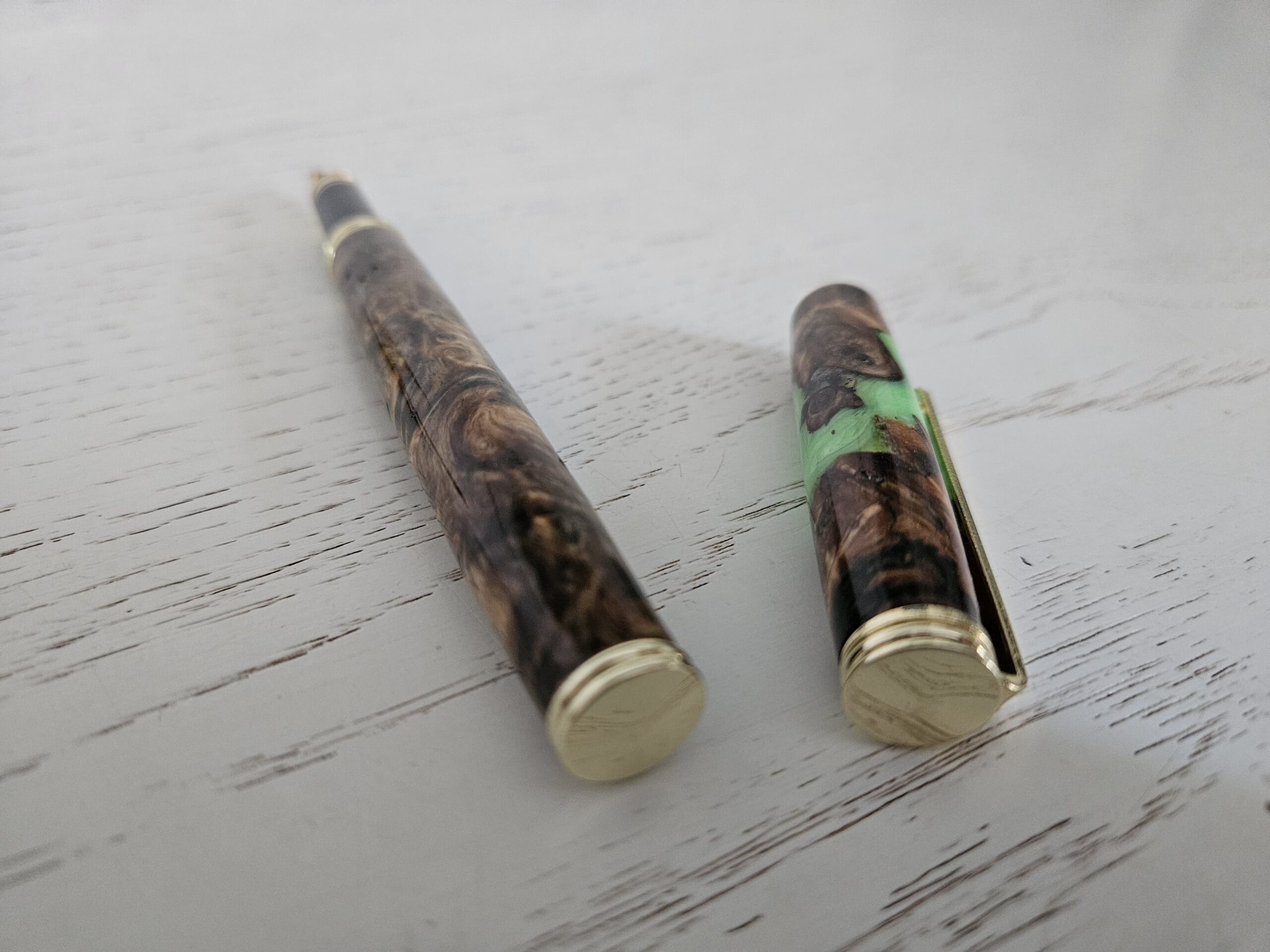 Stylo plume en bois (loupe de marronnier) et résine – Image 7