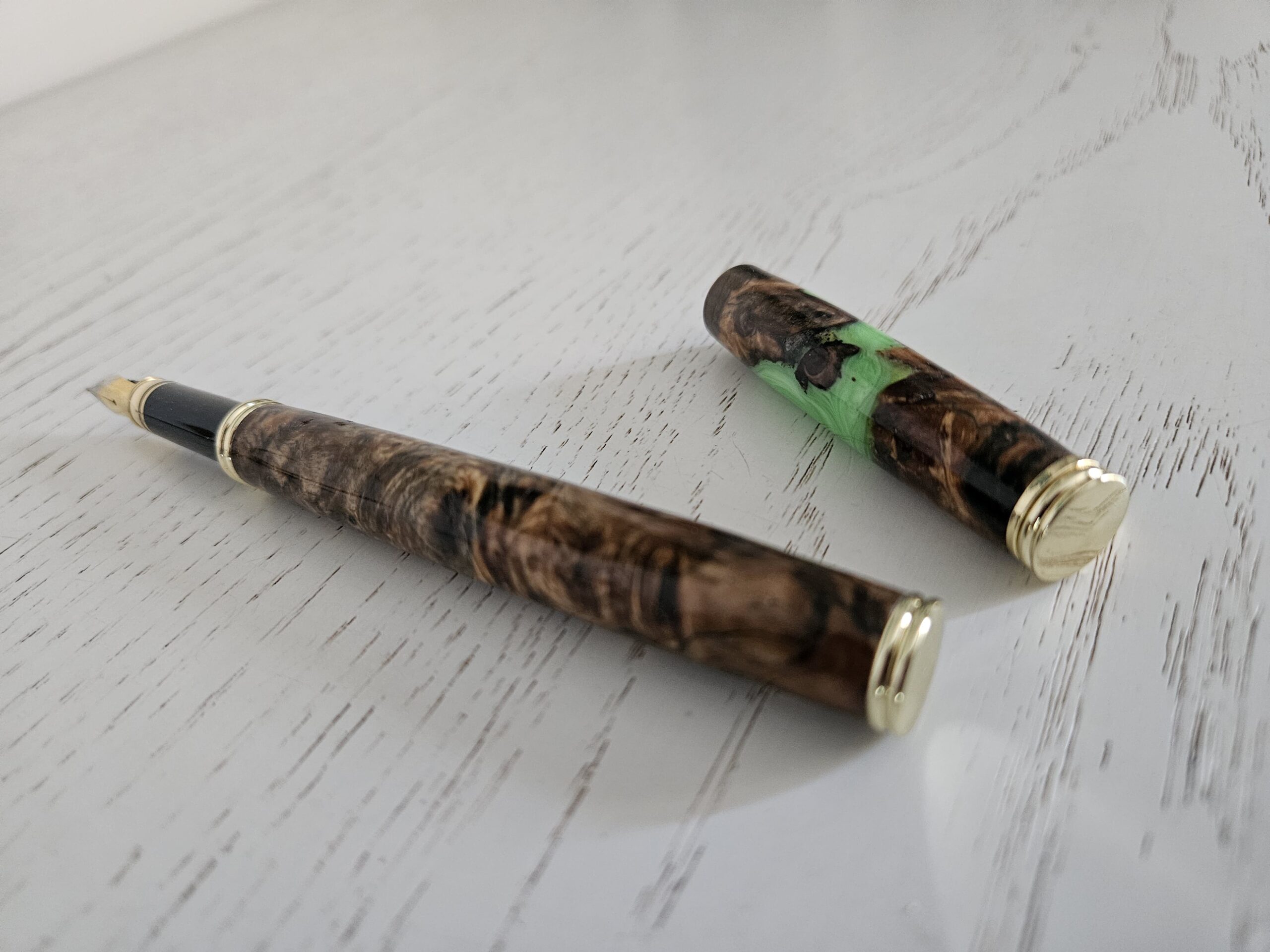 Stylo plume en bois (loupe de marronnier) et résine – Image 5