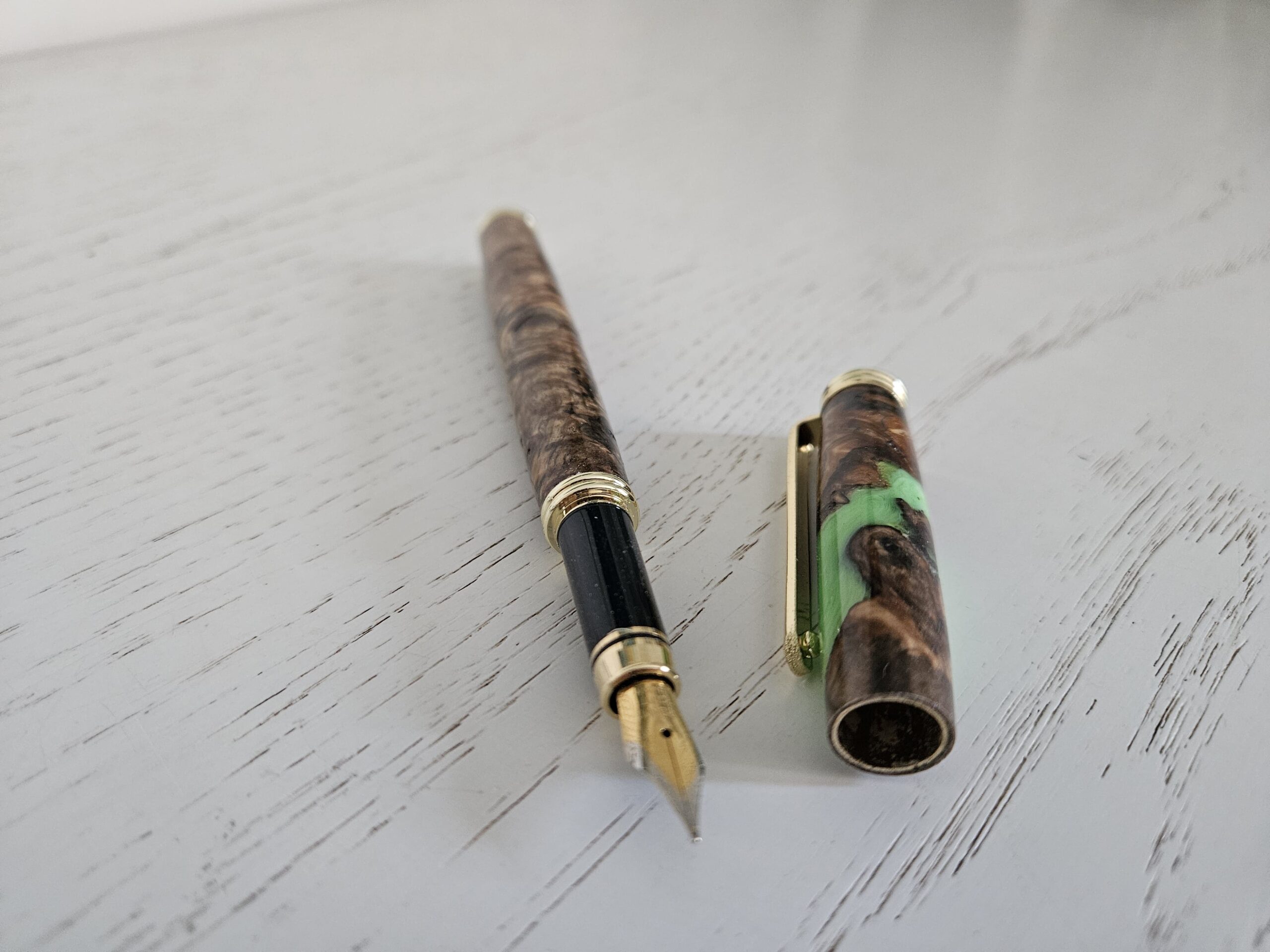 Stylo plume en bois (loupe de marronnier) et résine – Image 6
