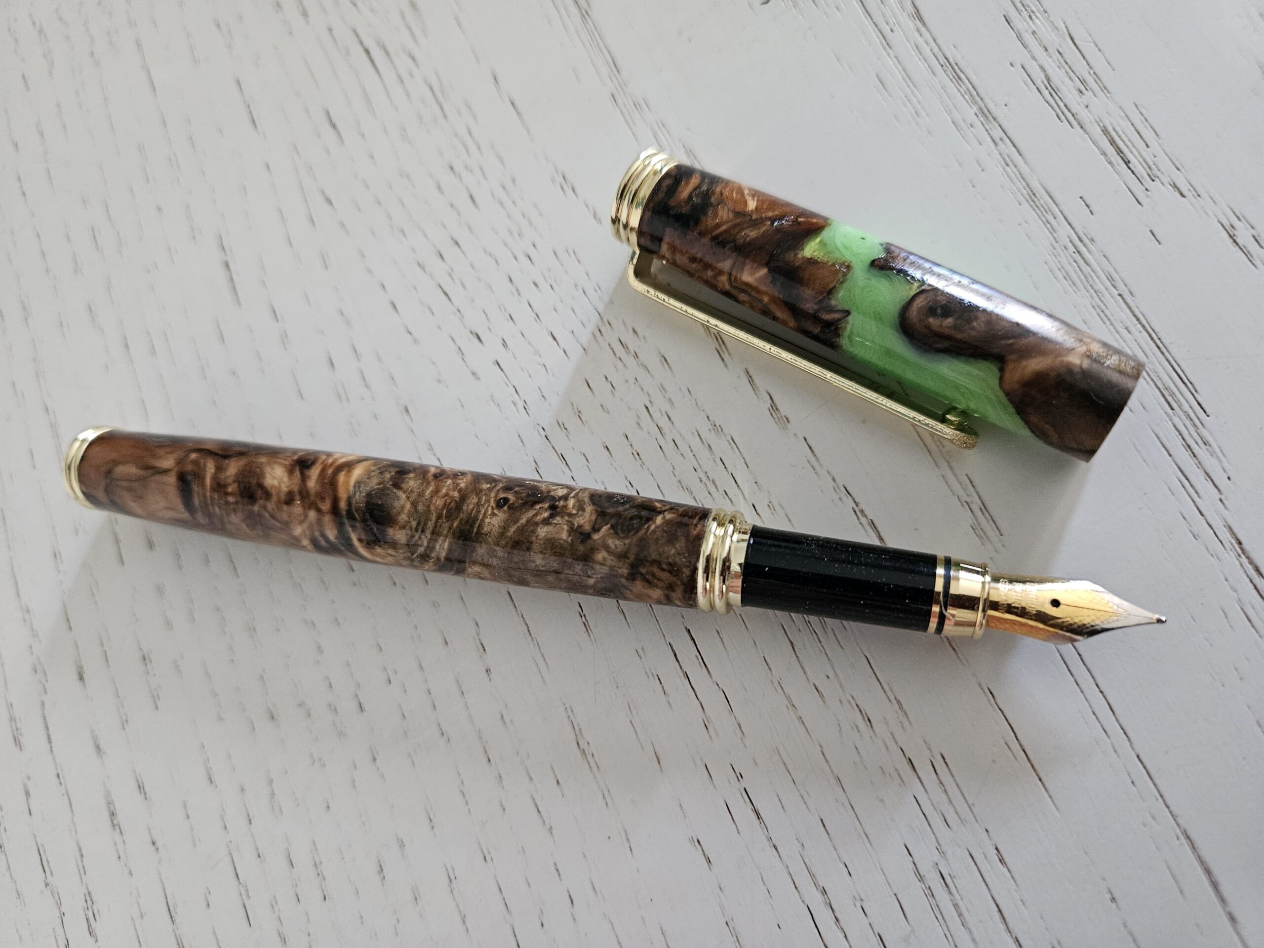 Stylo plume en bois (loupe de marronnier) et résine – Image 3