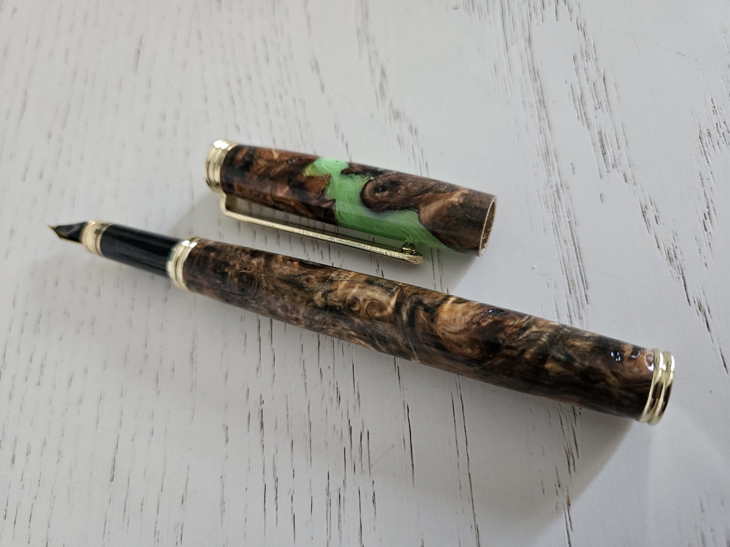 Stylo plume en bois (loupe de marronnier) et résine – Image 2