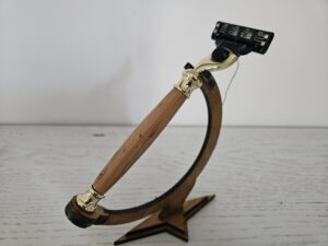 Rasoir en bois de cade avec tête Gillette 3 lames : design raffiné, rasage doux et précis. Idéal pour une routine de soin naturelle et efficace