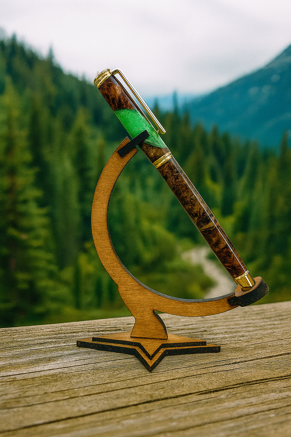 Stylo plume en bois (loupe de marronnier) et résine