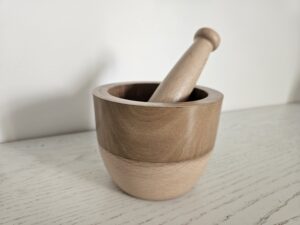 Mortier artisanal en bois de noyer et de hêtre