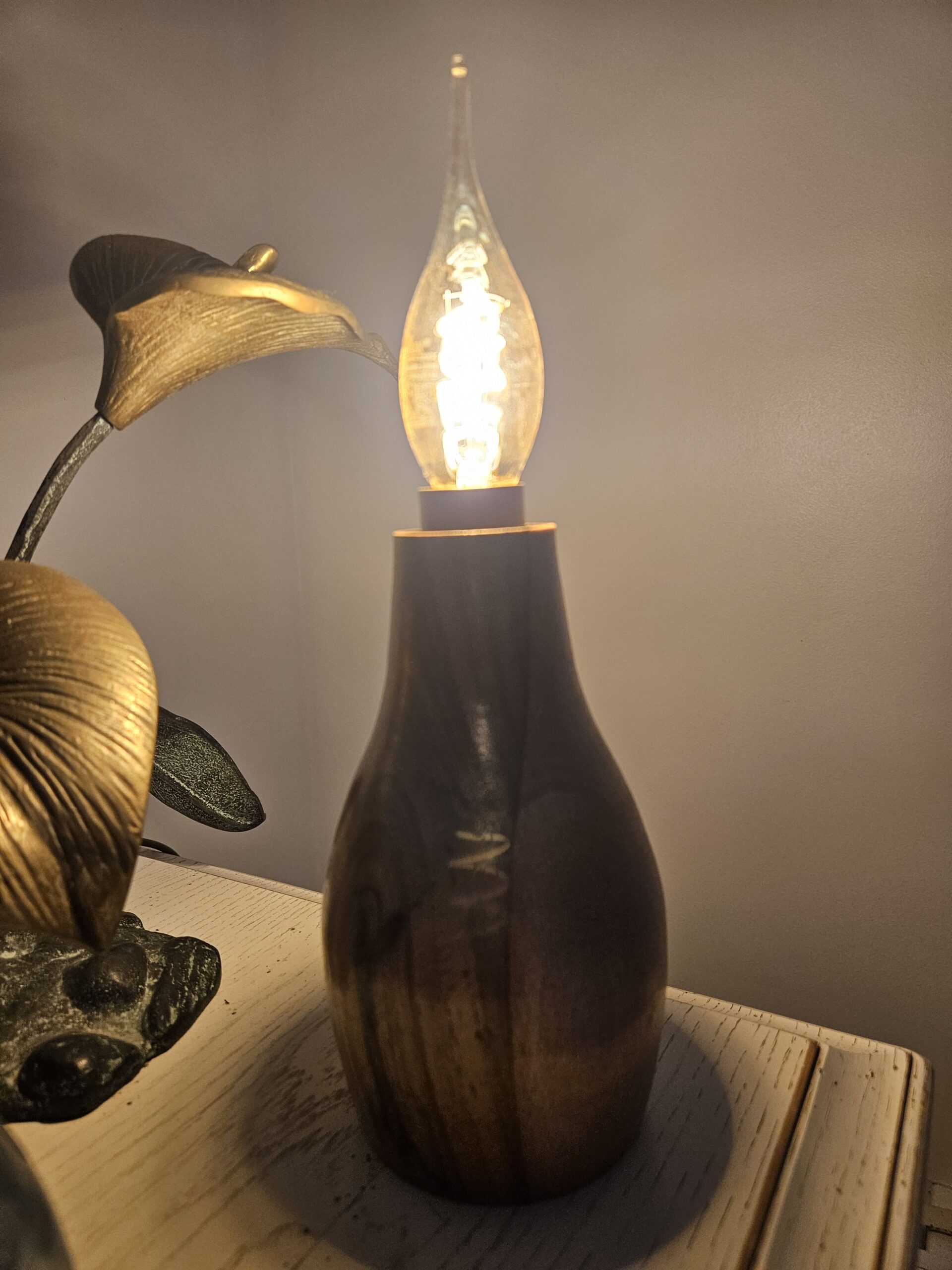 Lampe artisanale en bois de noyer, de hêtre et de cèdre – Image 5