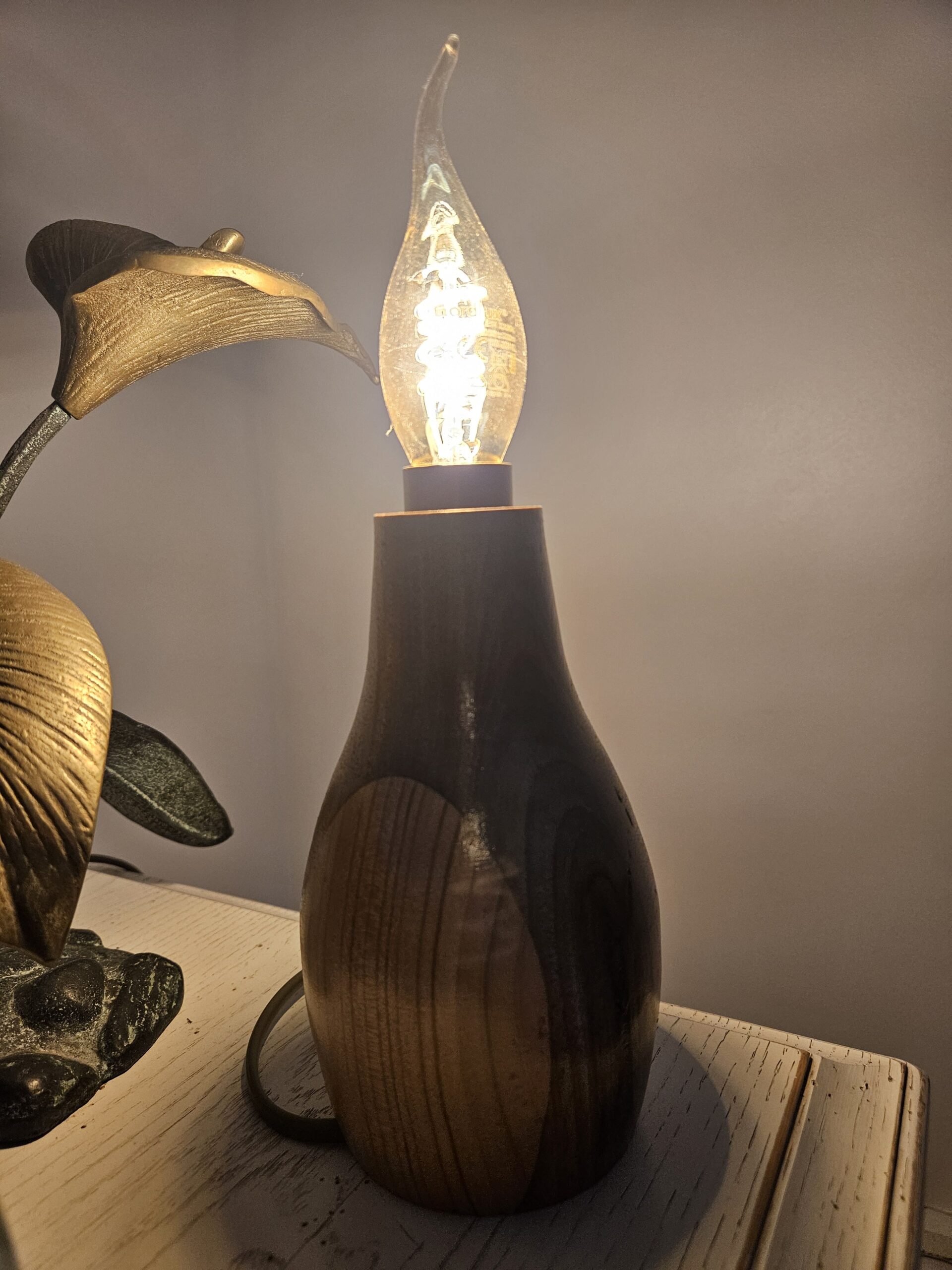 Lampe artisanale en bois de noyer, de hêtre et de cèdre – Image 3