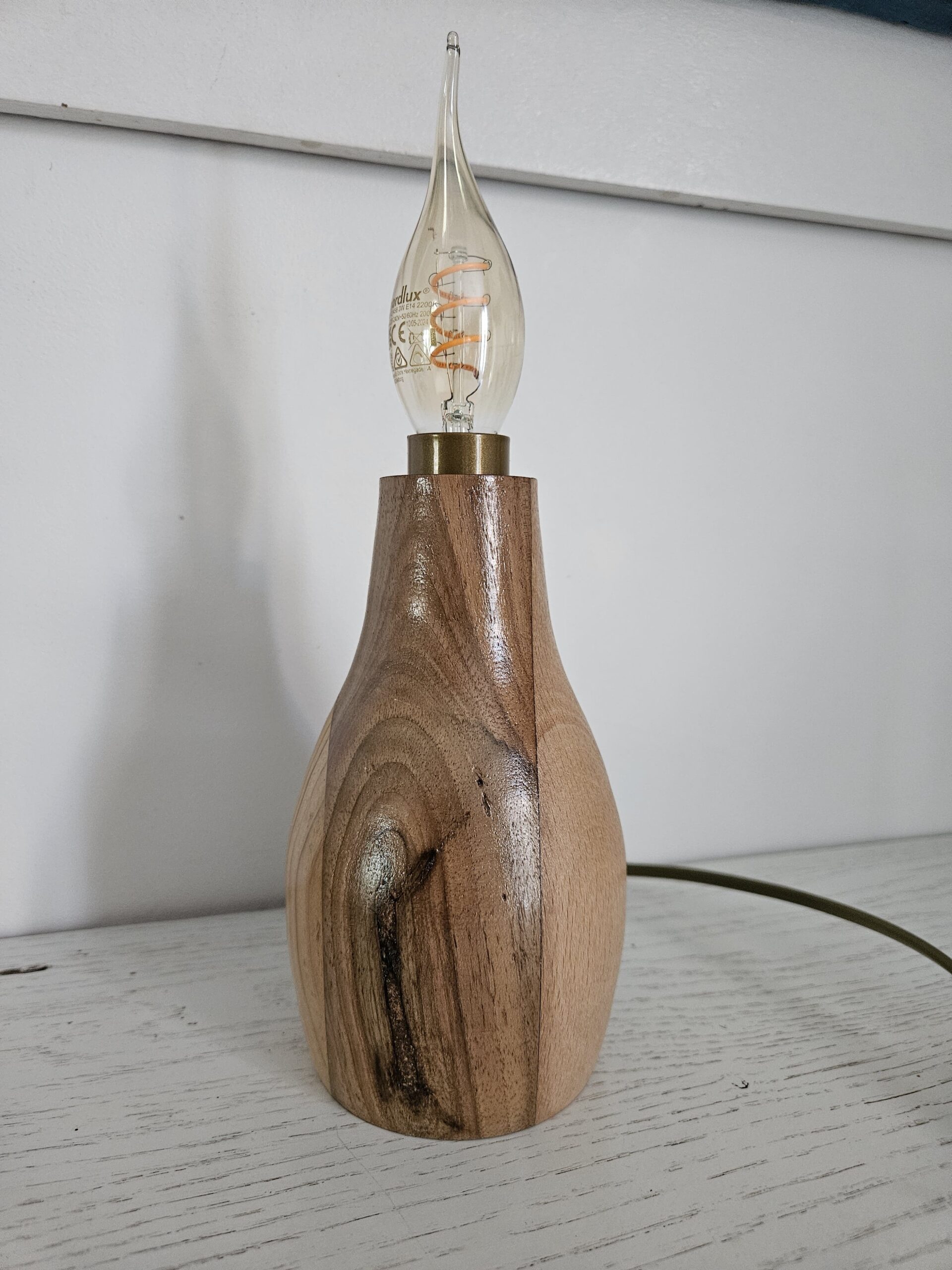 Lampe artisanale en bois de noyer, de hêtre et de cèdre – Image 7