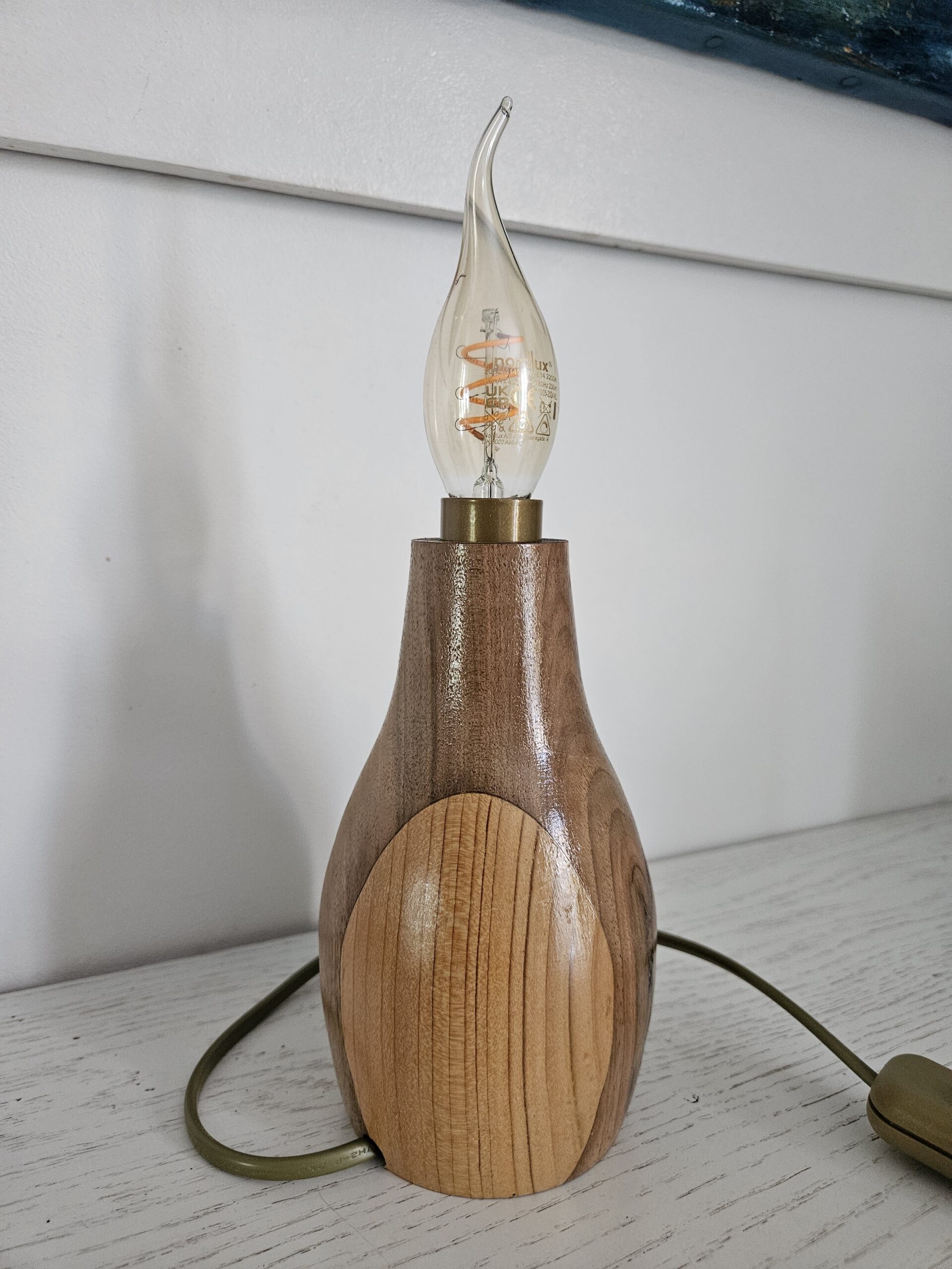 Lampe artisanale en bois de noyer, de hêtre et de cèdre – Image 4