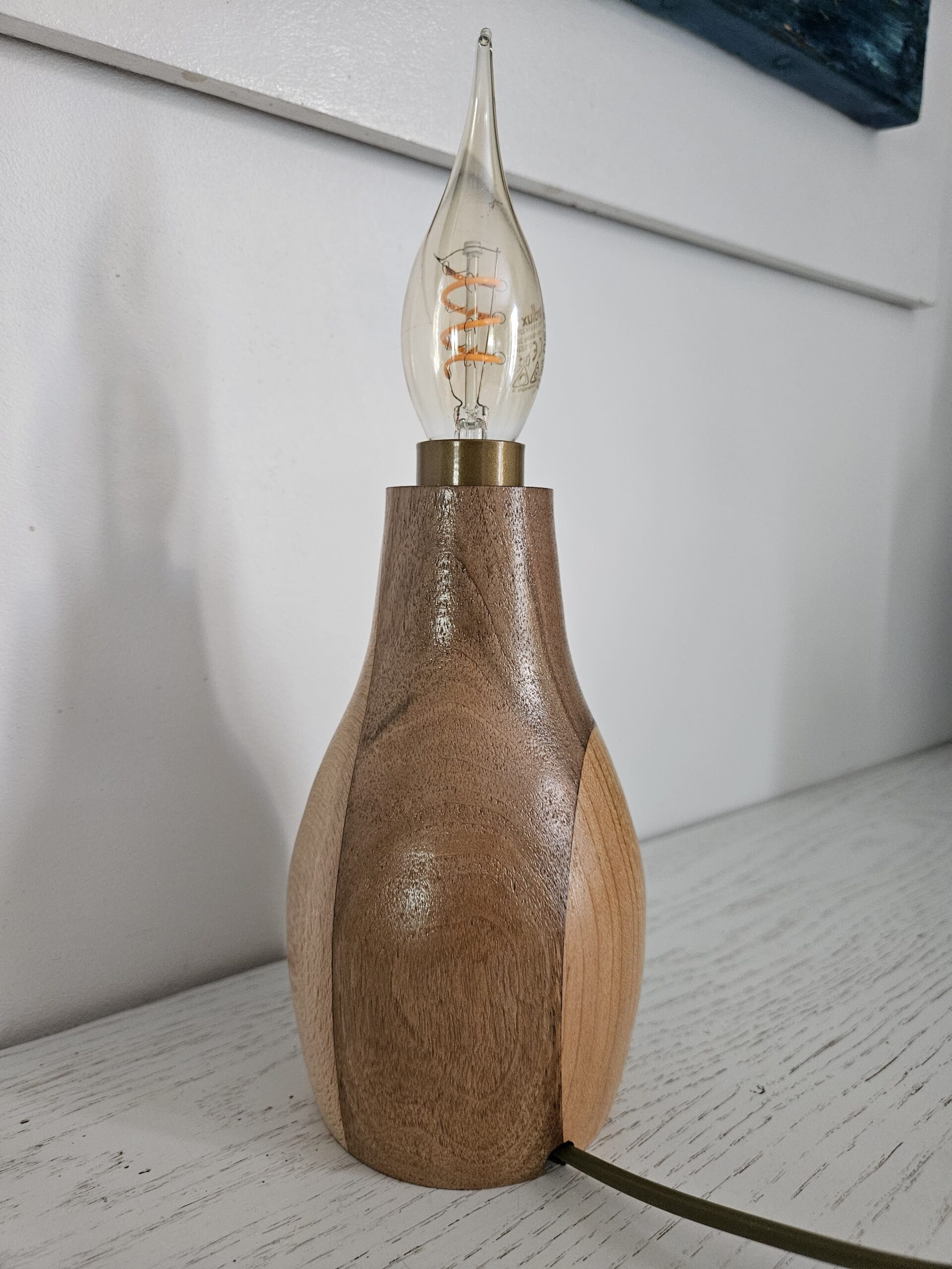 Lampe artisanale en bois de noyer, de hêtre et de cèdre – Image 2