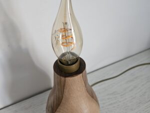 Lampe artisanale en bois de noyer, hêtre et cèdre avec ampoule filament. Design unique, lumière douce et fabrication française.