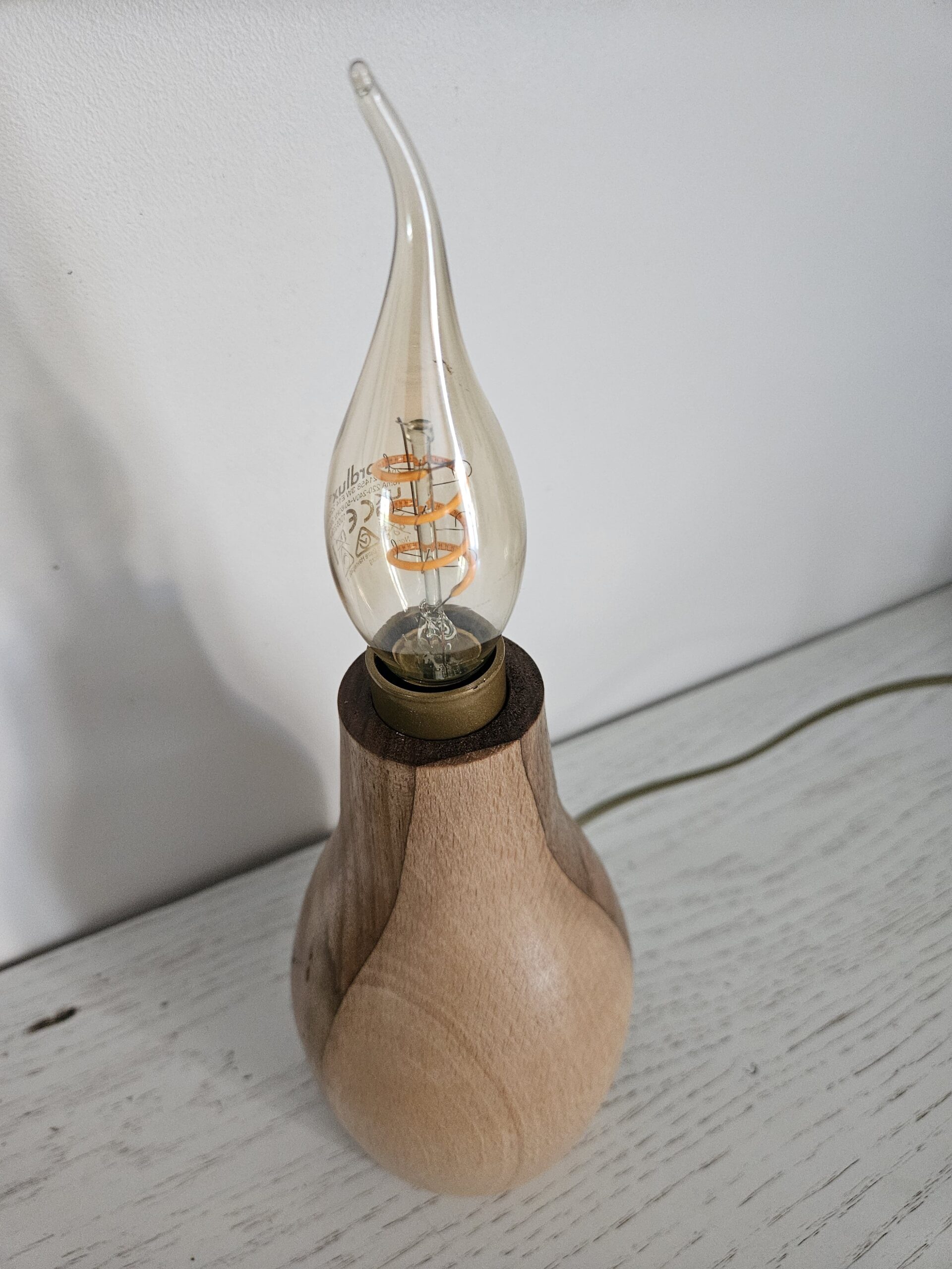 Lampe artisanale en bois de noyer, hêtre et cèdre avec ampoule filament. Design unique, lumière douce et fabrication française.