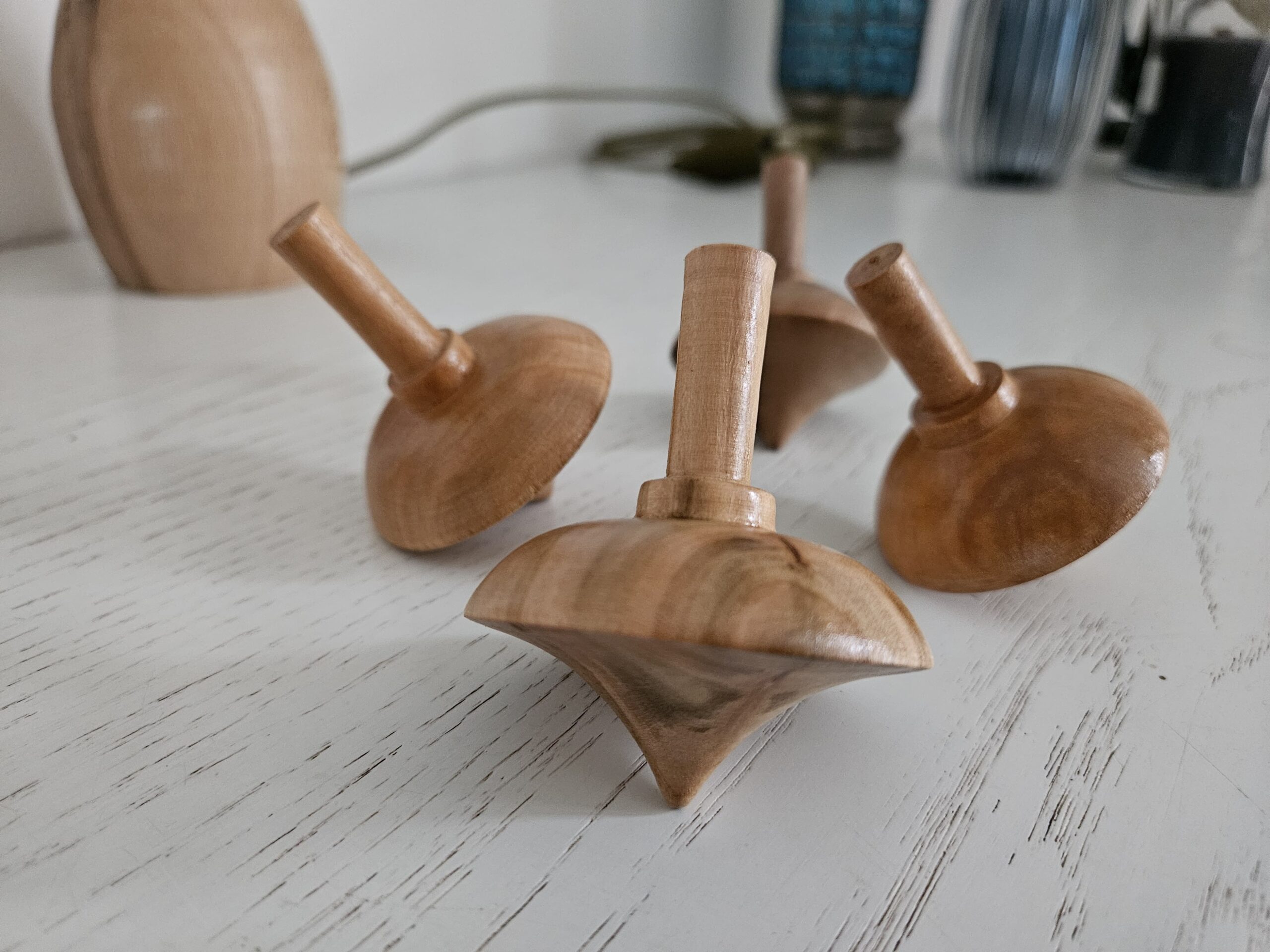 Toupies en bois de cerisier ou noyer. – Image 3