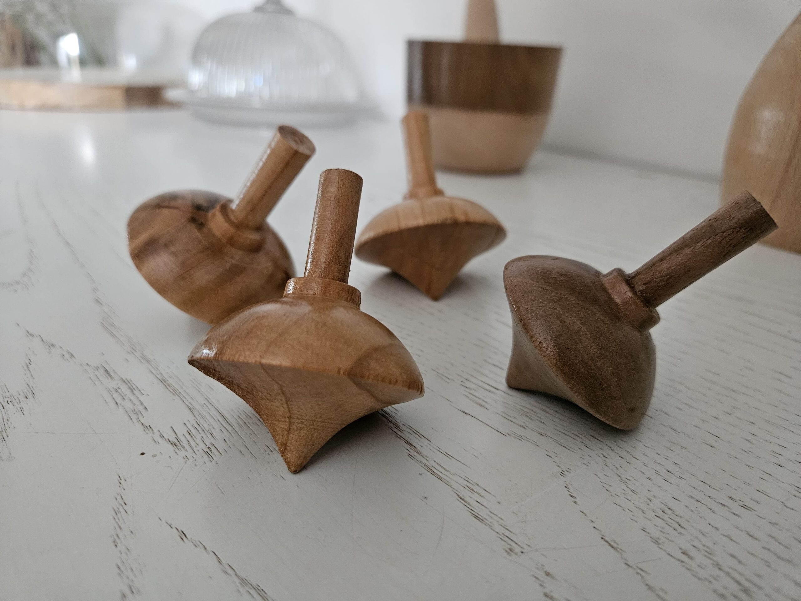 Toupies en bois de cerisier ou noyer.