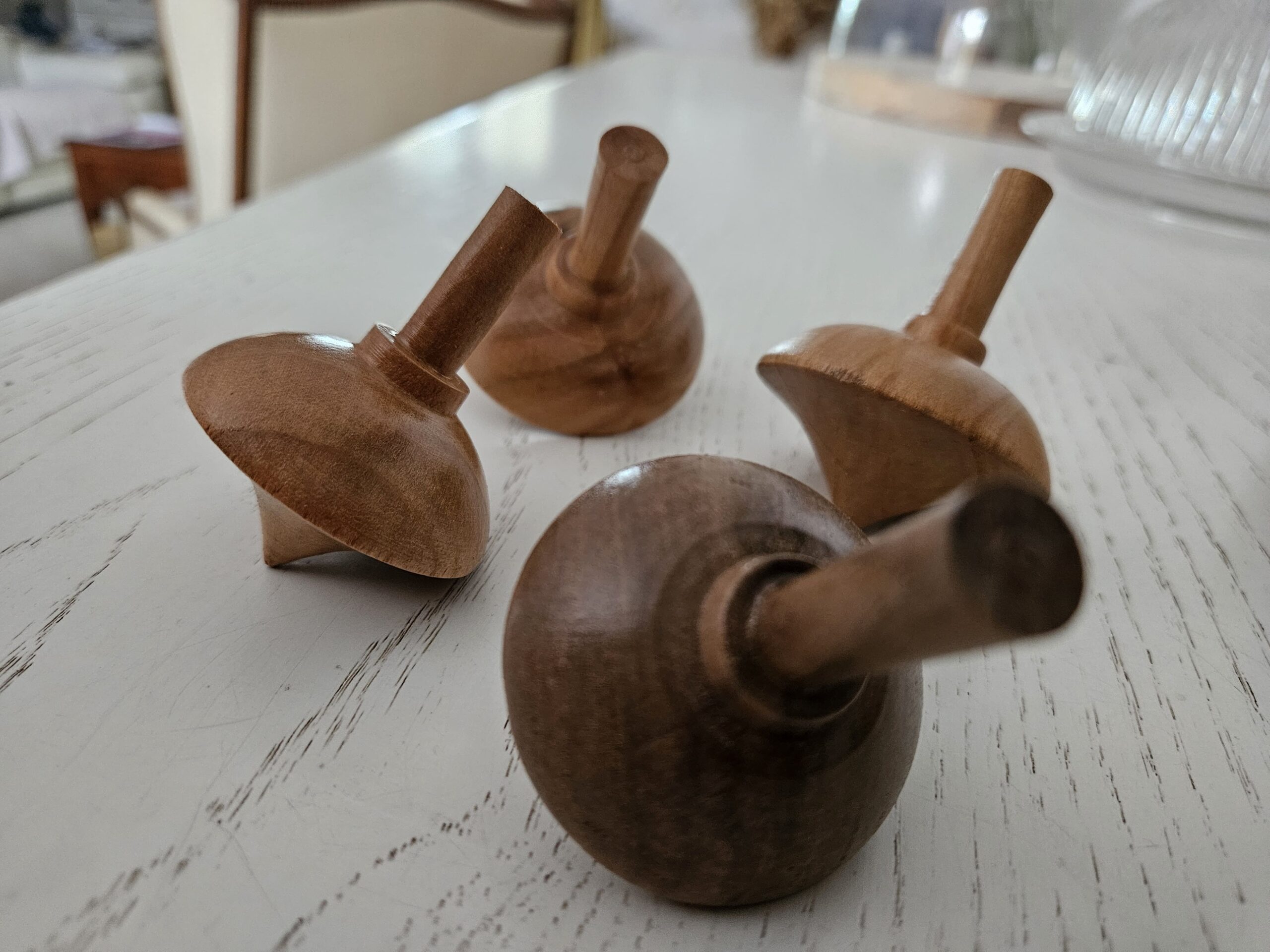 Toupies en bois de cerisier ou noyer. – Image 2