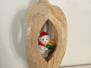 Boule de Noël artisanale en bois d’aulne et hêtre. Création unique à suspendre, idéale pour une décoration chaleureuse et festive.
