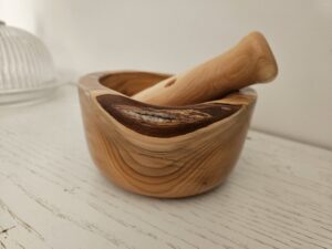 Mortier artisanal en bois d’If avec pilon en Cade, fabriqué en Provence. Objet unique pour cuisine, déco ou rituel sensoriel. Découvrez l’art du bois vivant.