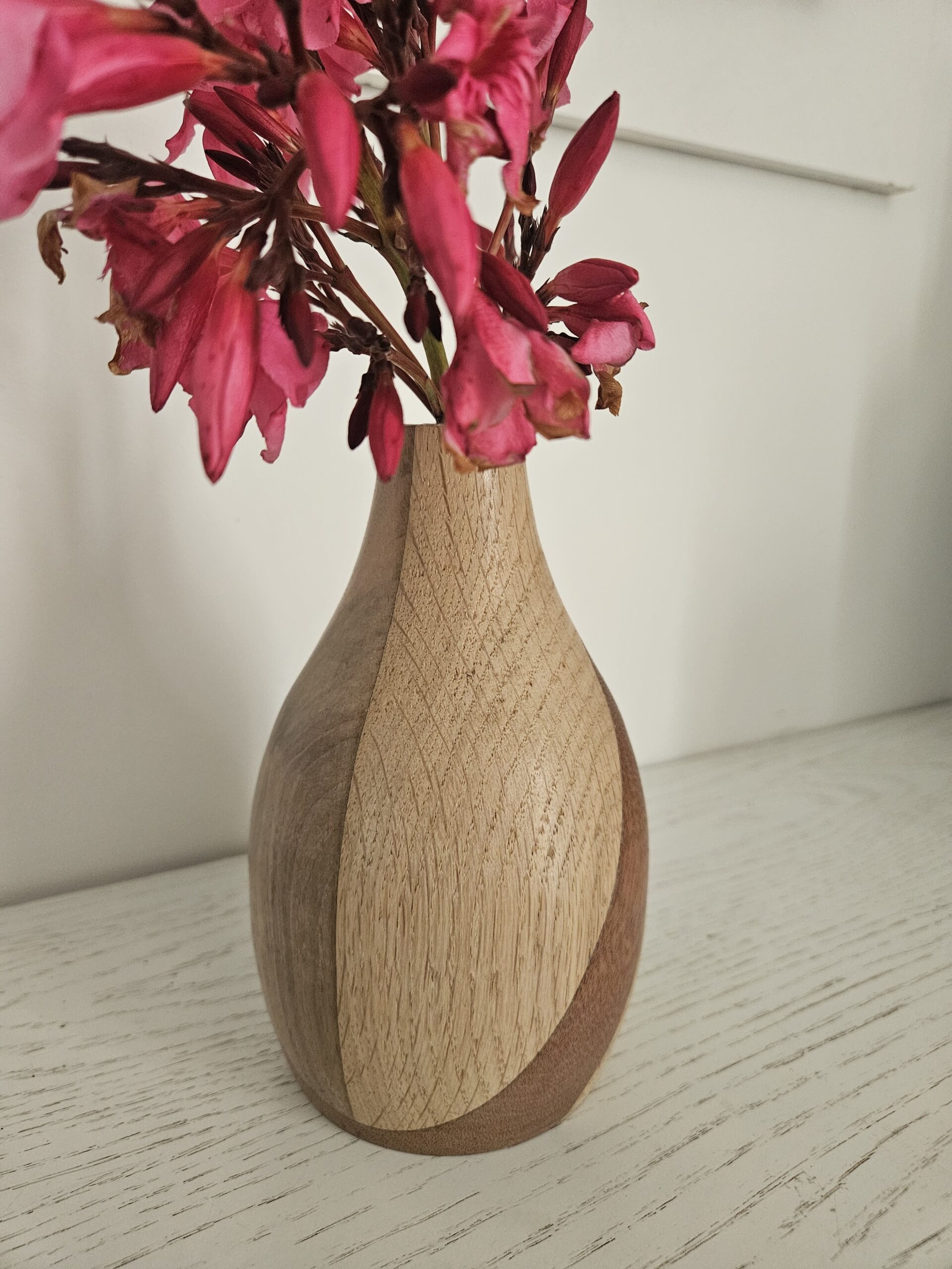 Vase en bois de chêne, de noyer et de bois exotique. – Image 3