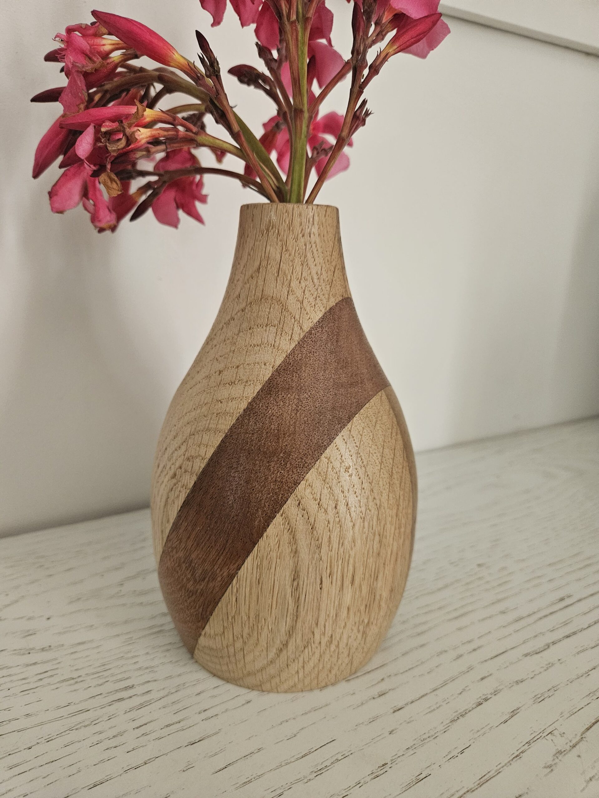 Vase en bois de chêne, de noyer et de bois exotique. – Image 2