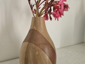 Vase artisanal en chêne, noyer et bois exotique,