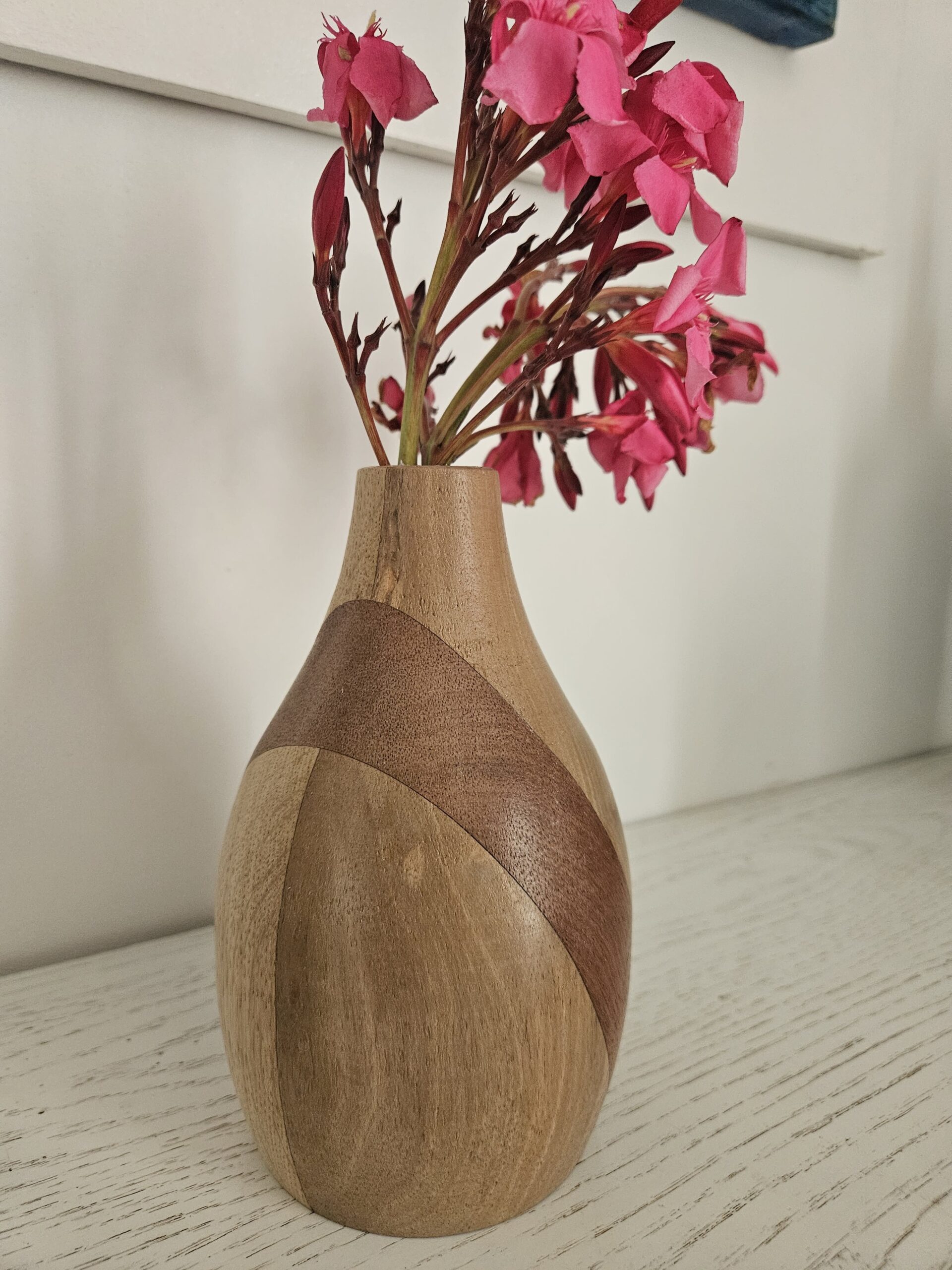 Vase artisanal en chêne, noyer et bois exotique,