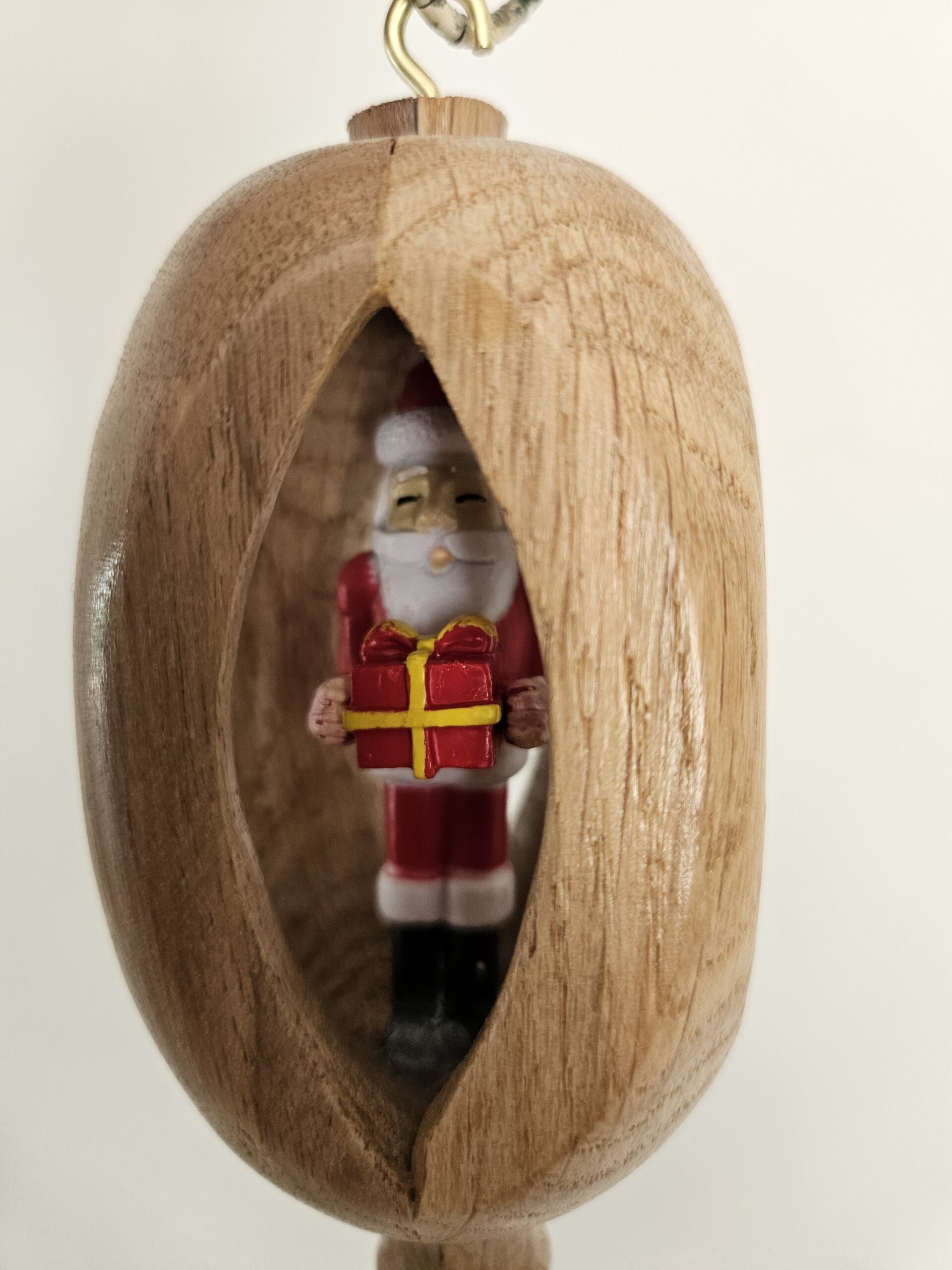 Boule de Noël en bois de noyer et chêne. – Image 3