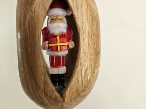 Boule de Noël artisanale en bois de noyer et chêne