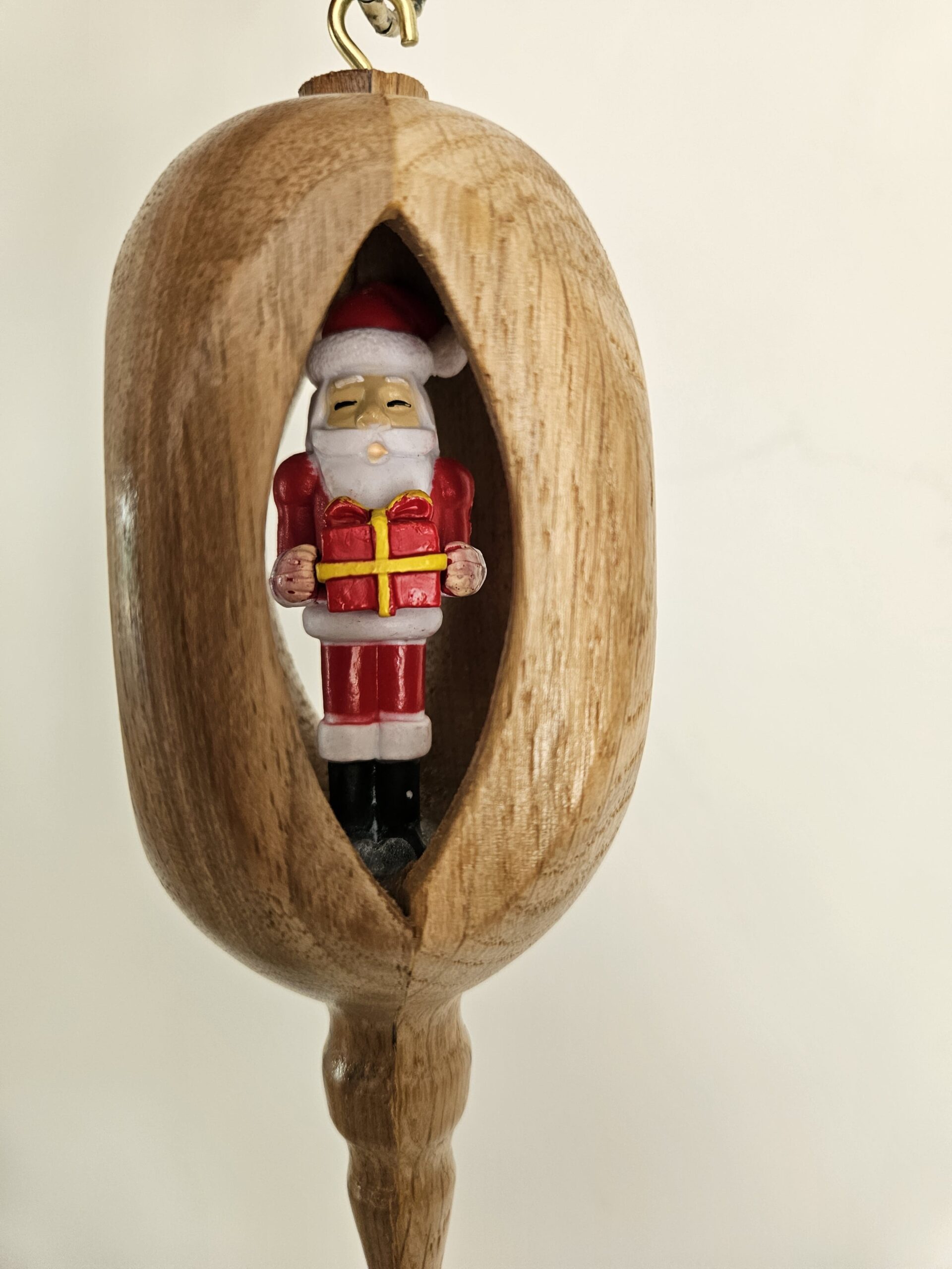 Boule de Noël artisanale en bois de noyer et chêne