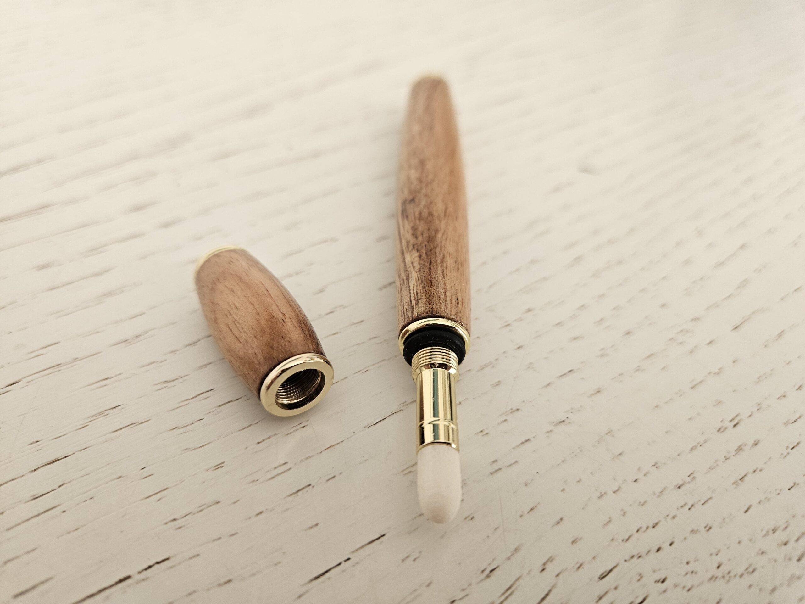 Applicateur de parfum artisanal en bois de cade.