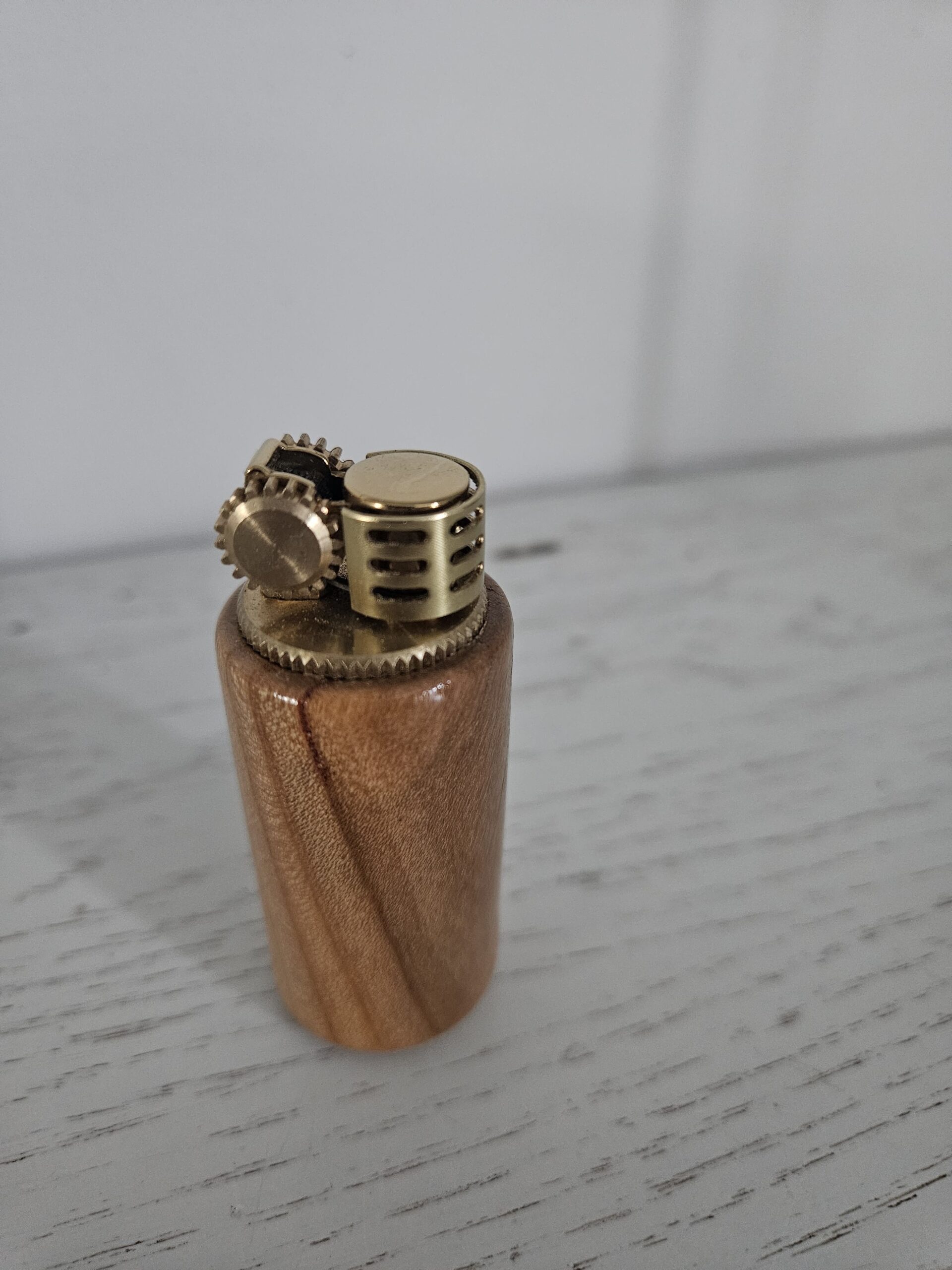 Briquet à essence en bois de cerisier – Image 4